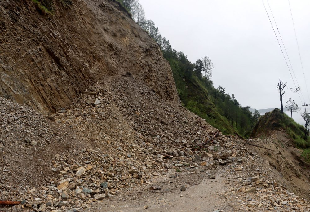 लगातारको वर्षाले छ स्थानमा मुख्य राजमार्ग अवरुद्ध, यातायात प्रभावित
