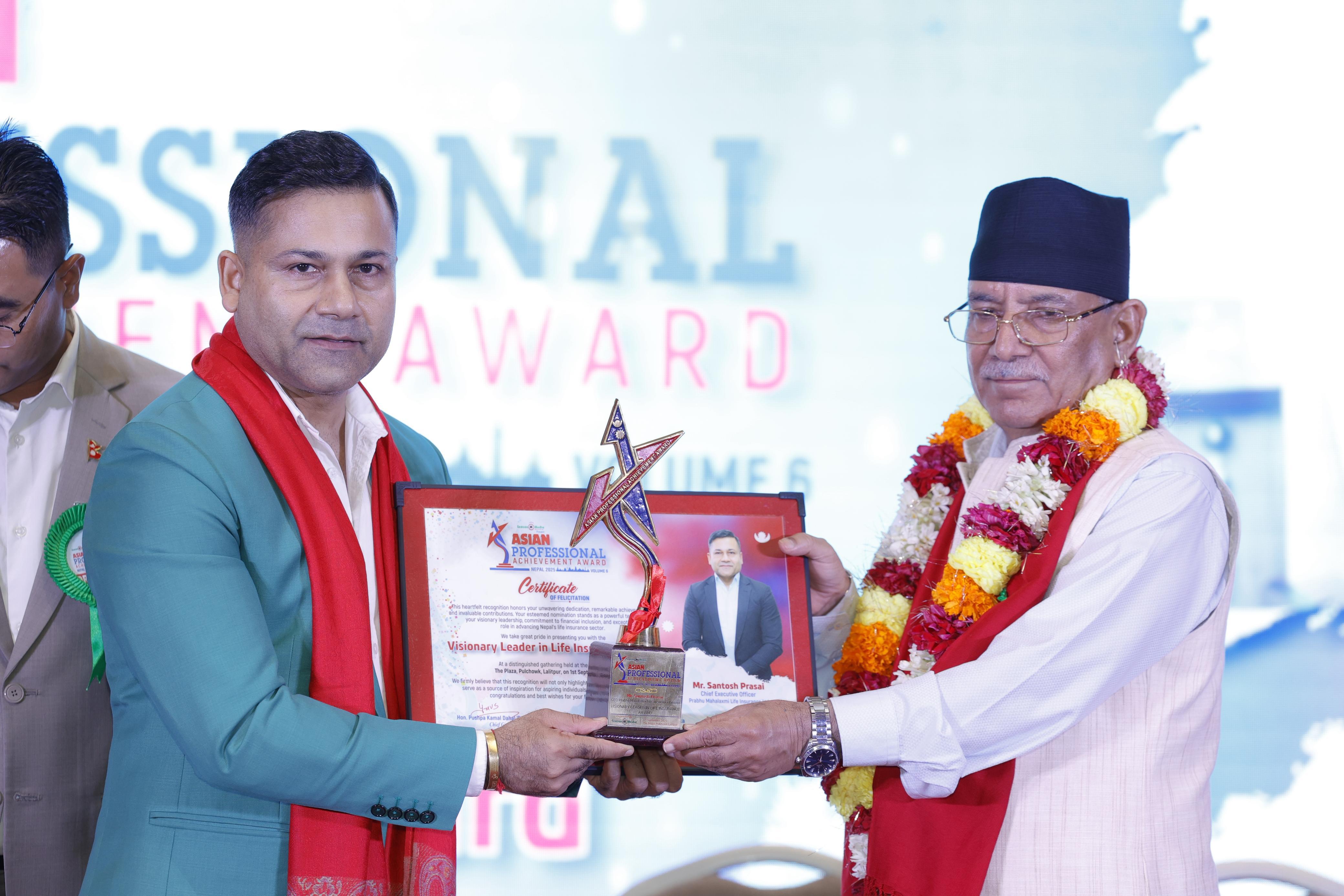 प्रमुख कार्यकारी अधिकृत सन्तोष प्रसाई भिजनरी लिडर इन लाइफ इन्स्योरेन्स अवार्डबाट सम्मानित