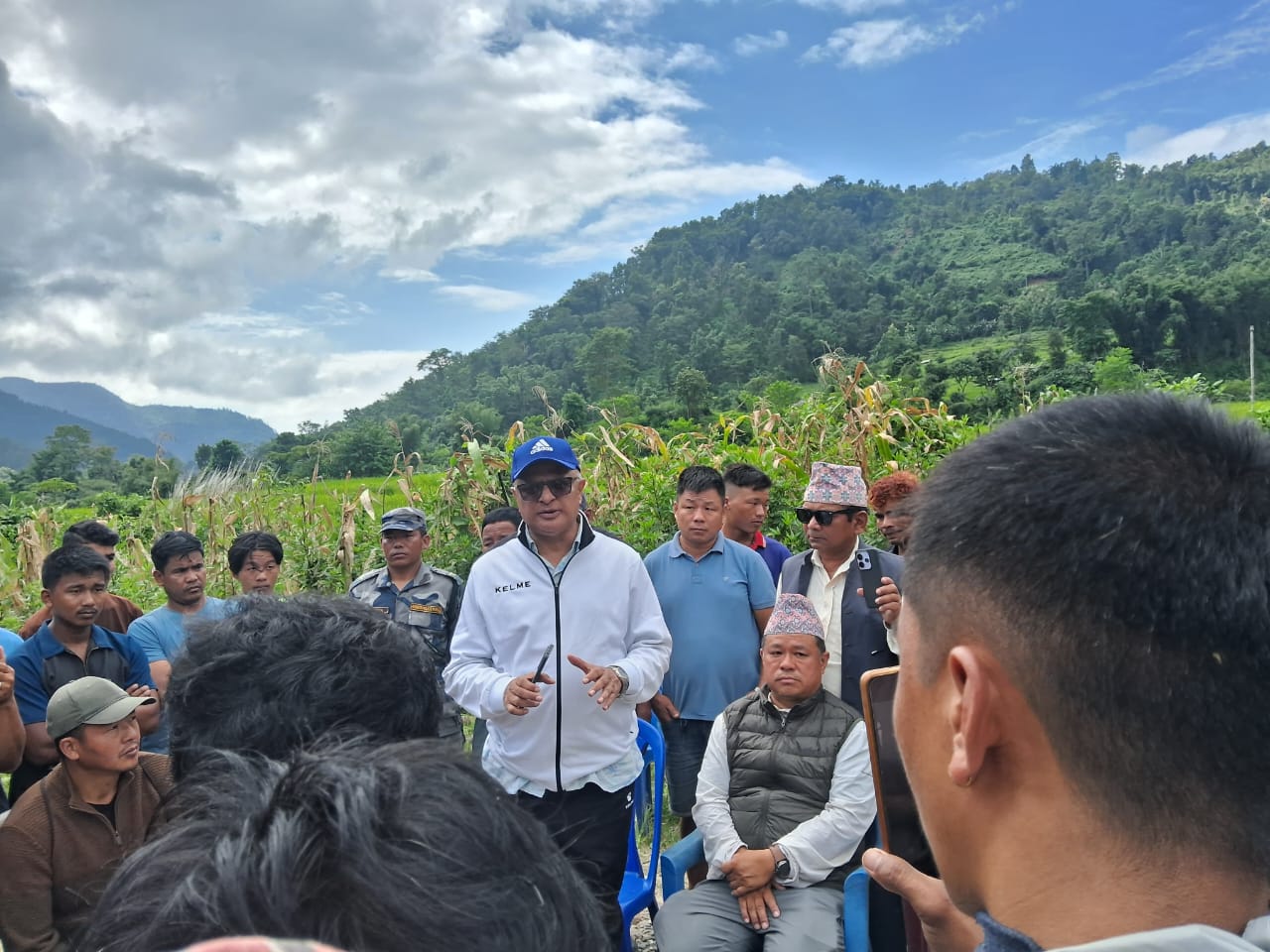 कोशी प्रदेश सरकाले हेलिकप्टर मार्फत इलामका विभिन्न ठाउँमा राहत पुर्‍याउँदै