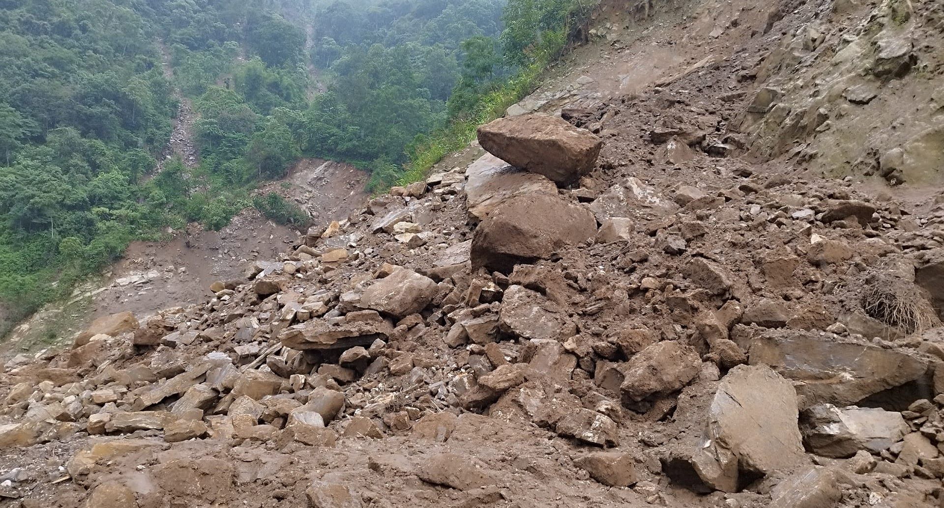 पाँचथरमा पहिरोका कारण अवरुद्ध सडक खुल्यो, यात्रा सावधानीसहित गर्न आग्रह