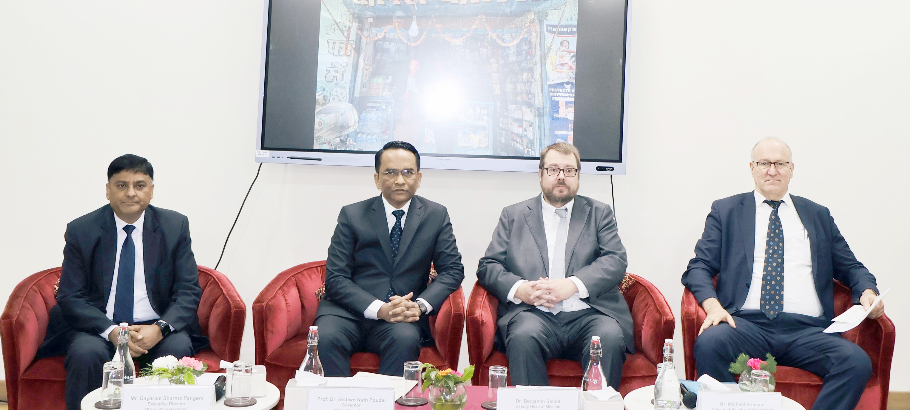 नेपाल राष्ट्र बैंक र राष्ट्रिय वाणिज्य बैंकबीच रिभोल्भिङ फण्ड सञ्चालनसम्बन्धी समझदारी