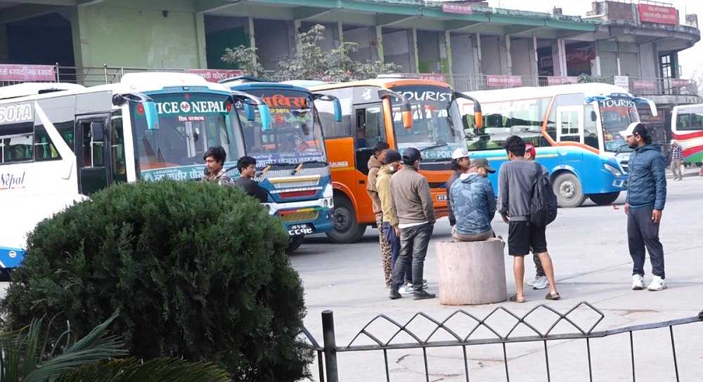 प्रतिनिधिसभा निर्वाचन नजिकिँदै, काठमाडौँबाट गाउँ फर्किनेको भीड बढ्यो