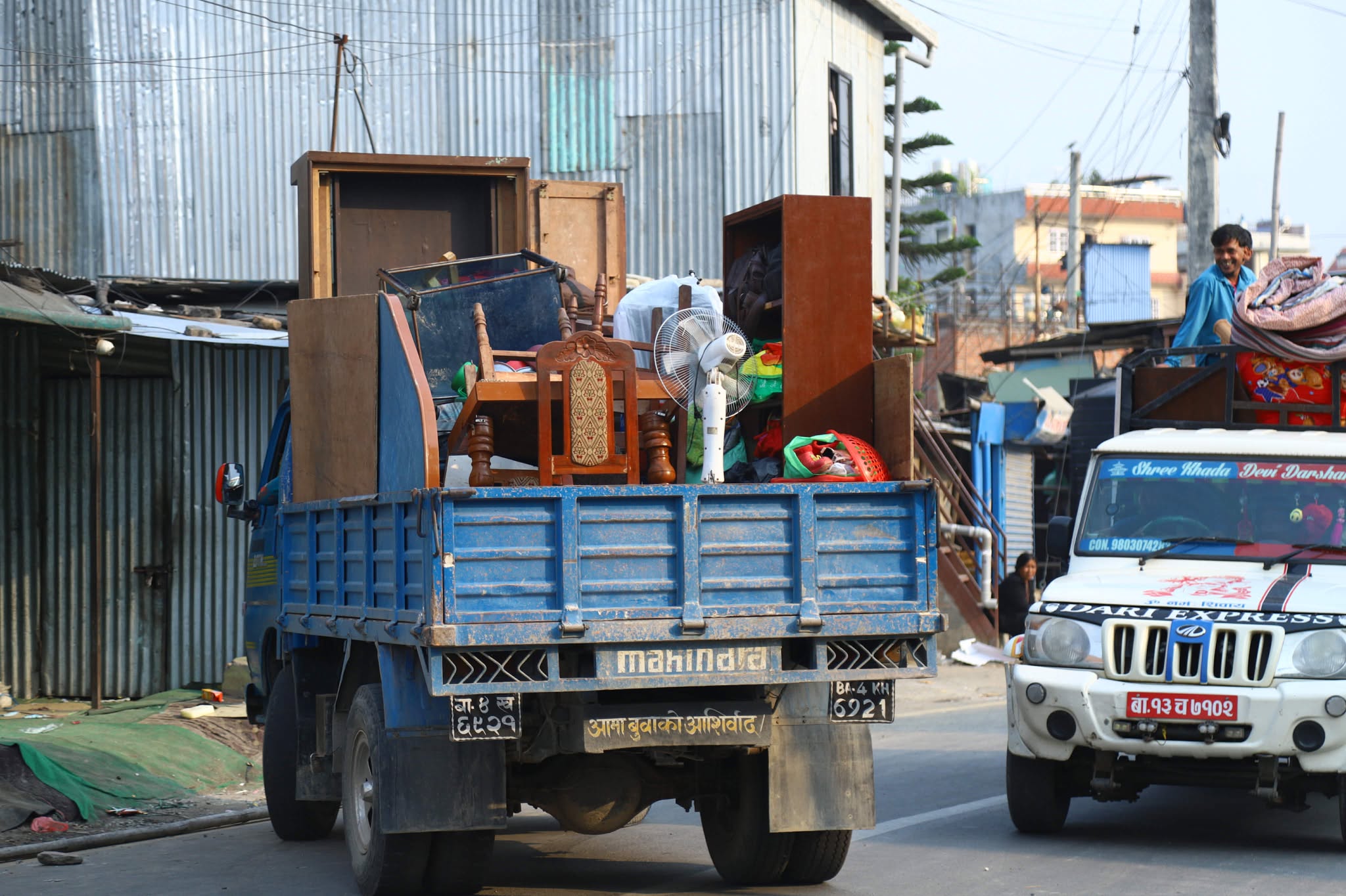 तिनकुने बागमती किनारका सुकुम्बासी बस्ती खाली गर्दै