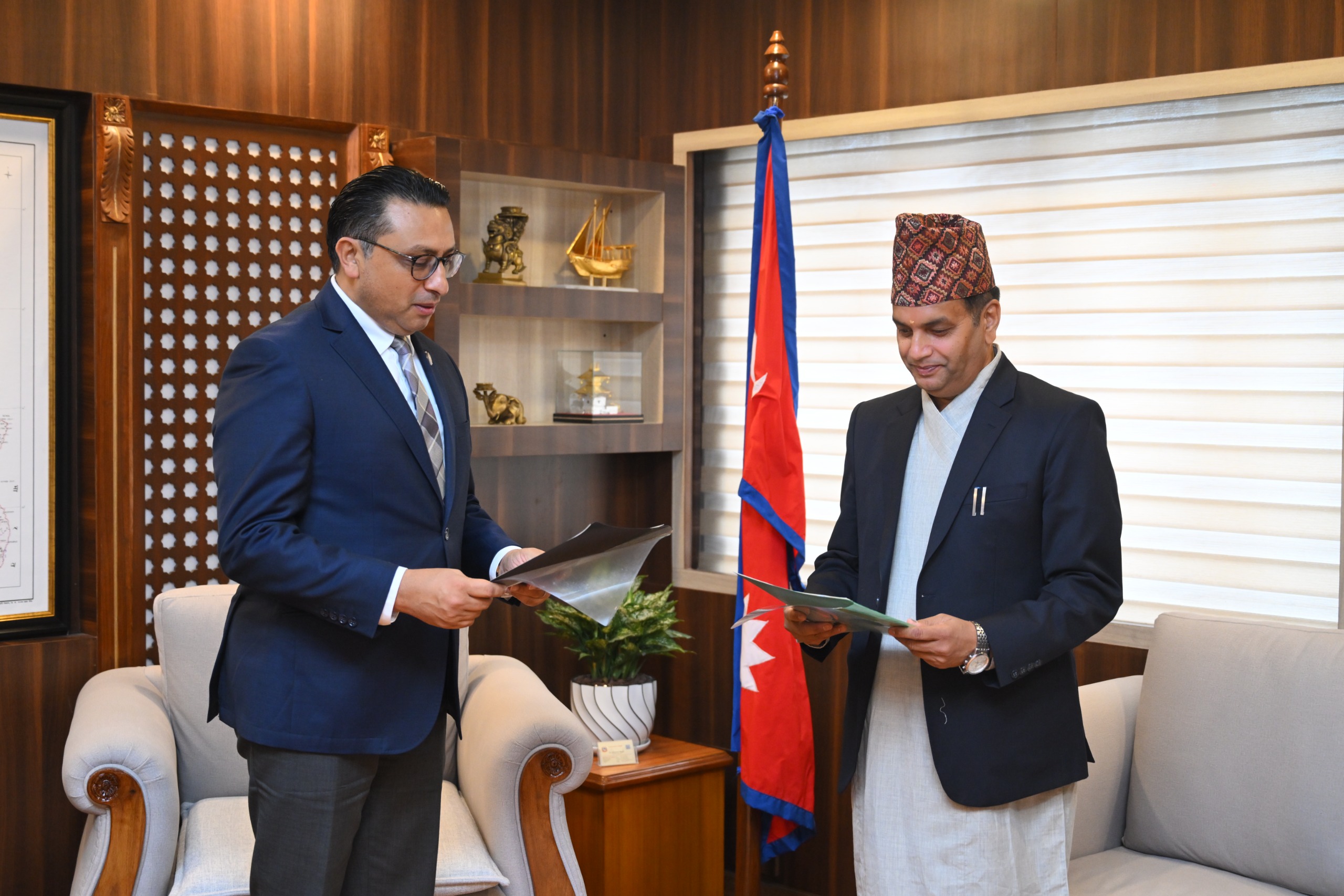 नेपाल धितोपत्र बोर्डका अध्यक्ष डा. गोपालप्रसाद भट्टले लिए पद तथा गोपनीयताको शपथ