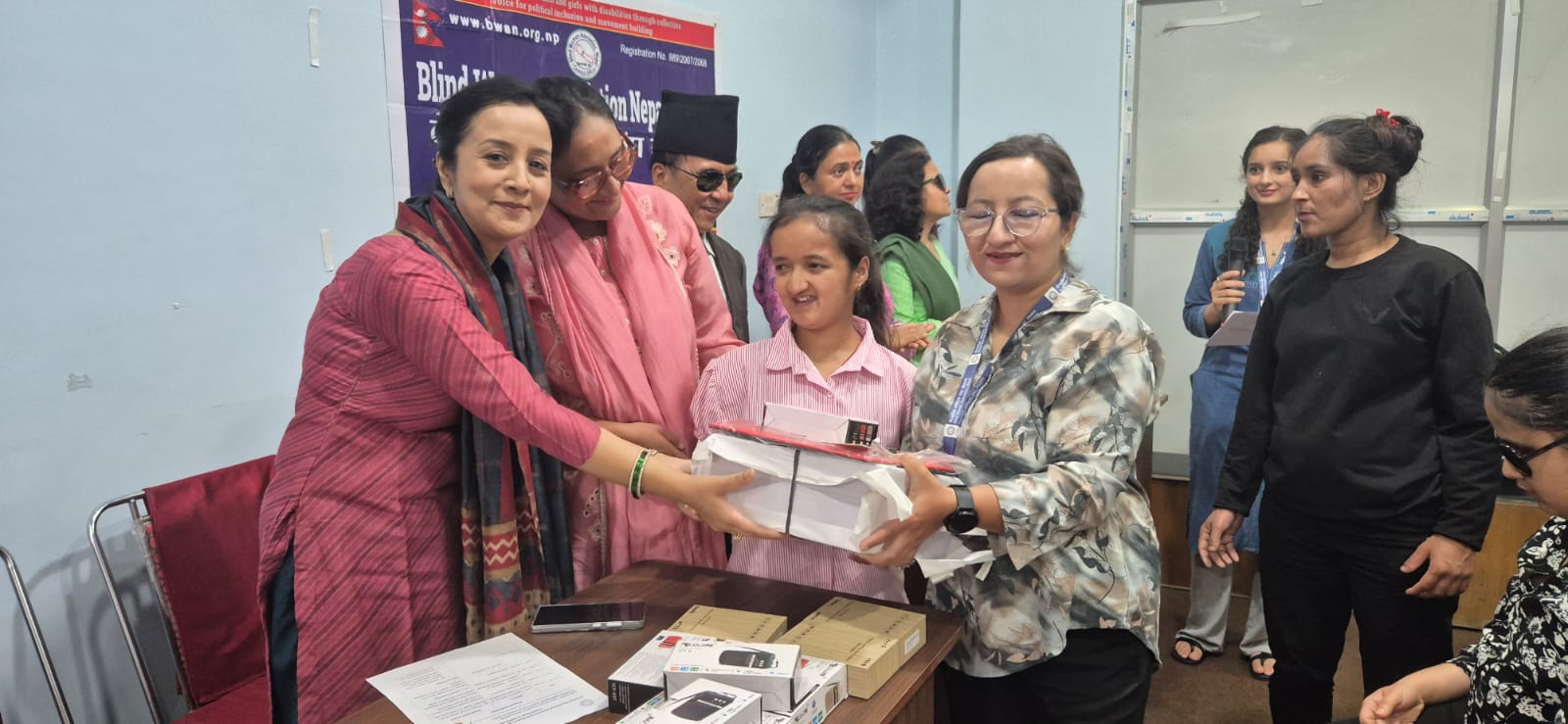 सगरमाथा लुम्बिनी इन्स्योरेन्सद्धारा नेत्रहीन महिला संघ नेपालका विद्यार्थीलाई शैक्षिक सामग्री हस्तान्तरण