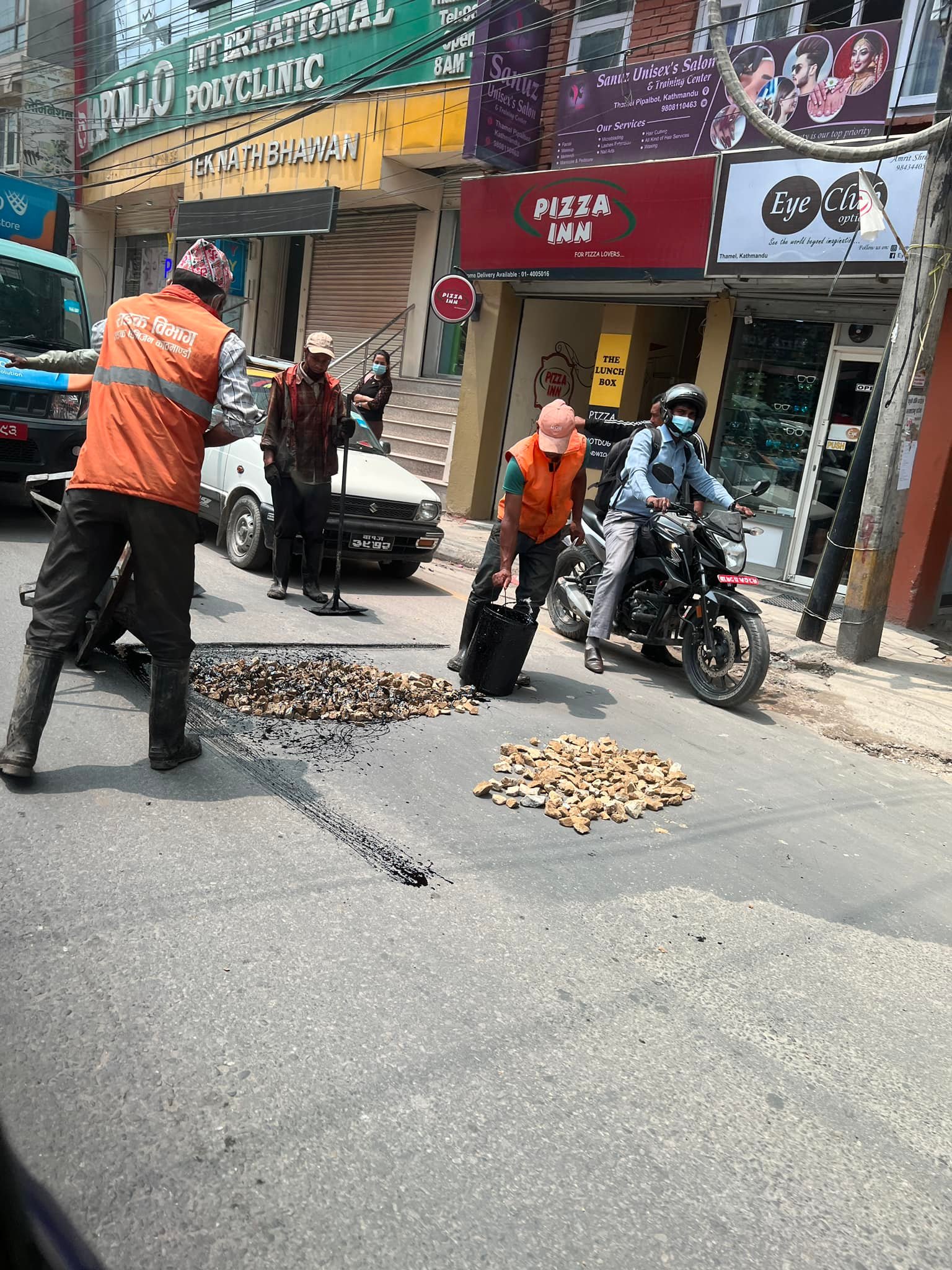 सडकका खाल्डा खुल्डी धमाधम  टाल्दै  मेयर बलेन्द्र