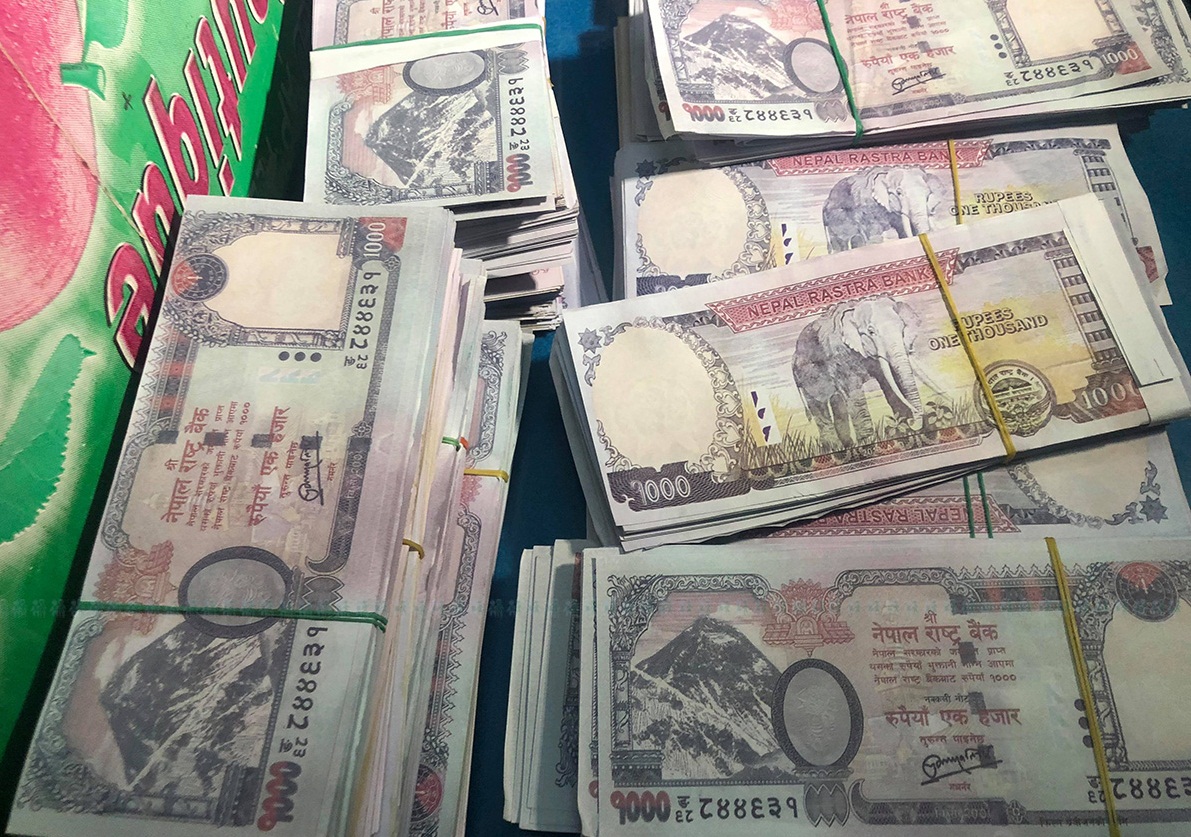 नक्कली जस्तो देखिने ५२ लाख ७५ हजार रूपैयाँसहित नौ जना पक्राउ