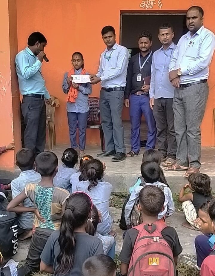 डिप्रोक्स लघुवित्तको ओदवलियाबजार शाखाद्धारा जेहेन्दार विद्यार्थीलाई छात्रवृत्ती प्रदान