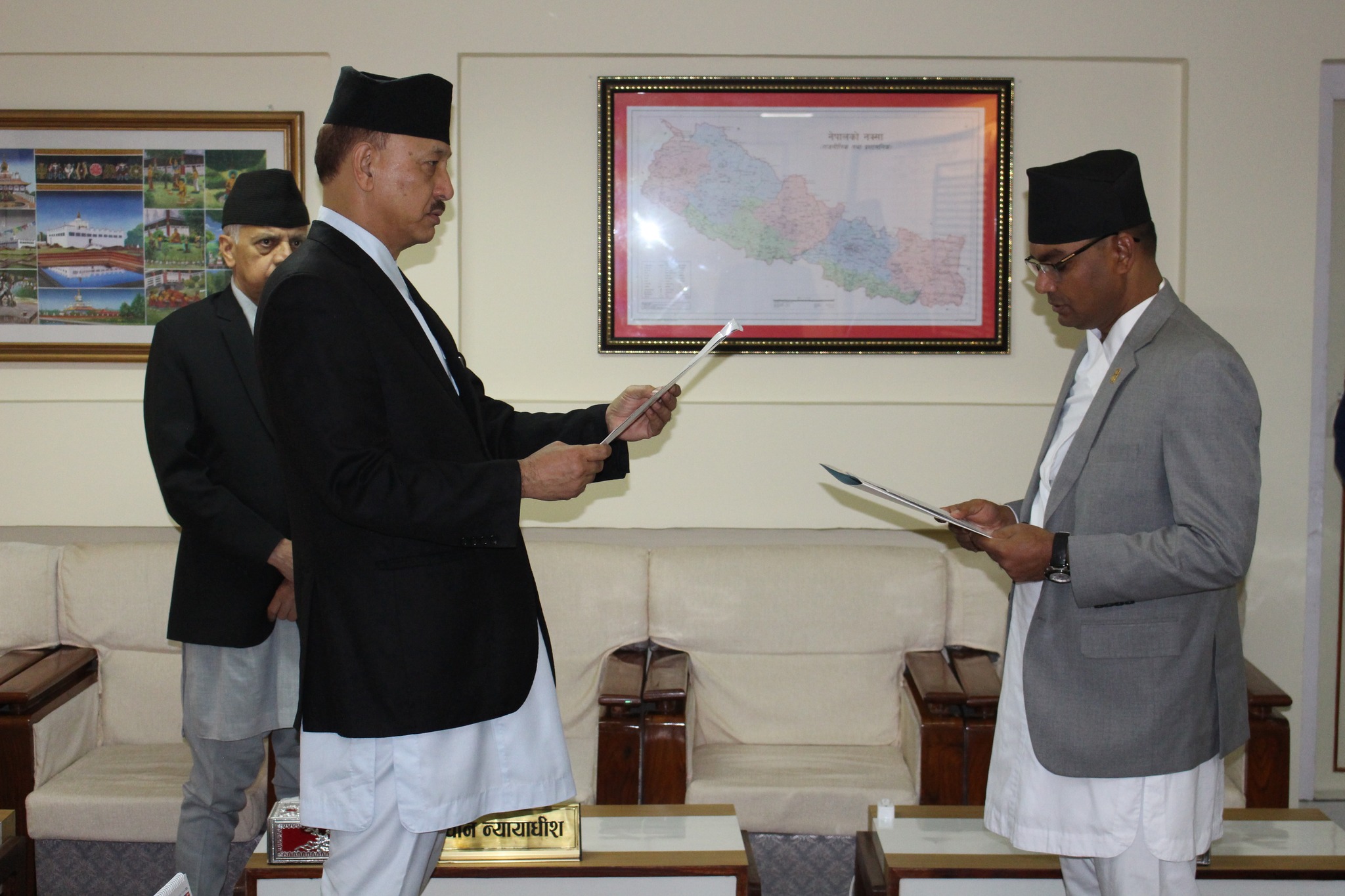 राष्ट्र बैंकको नवनियुक्त सञ्चालक कृष्णहरी पुष्करले लिए शपथ