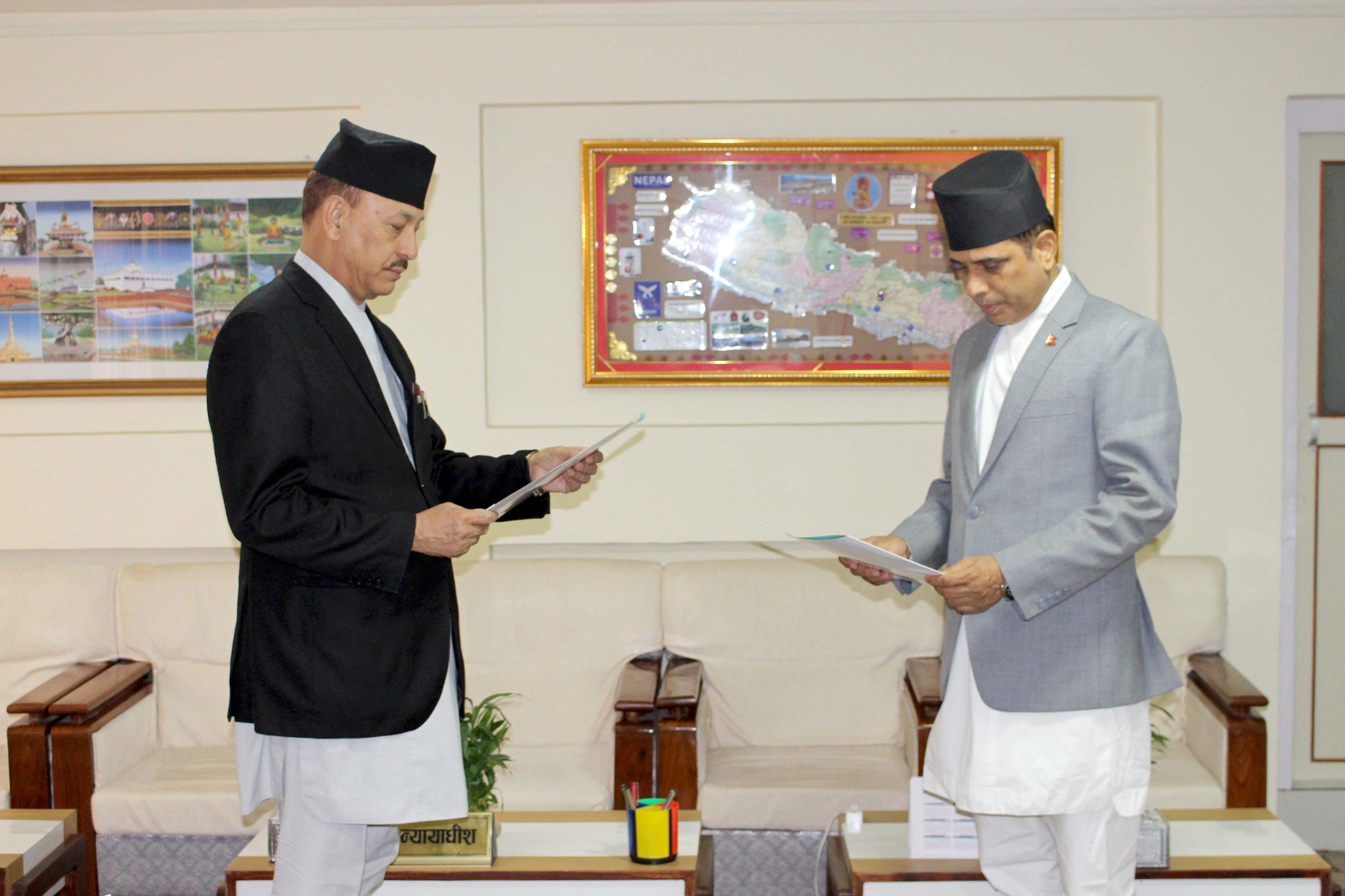 अर्थसचिव मरासिनीले प्रधानन्याधीश समक्ष लिए राष्ट्र बैंकको सञ्चालकको शपथ