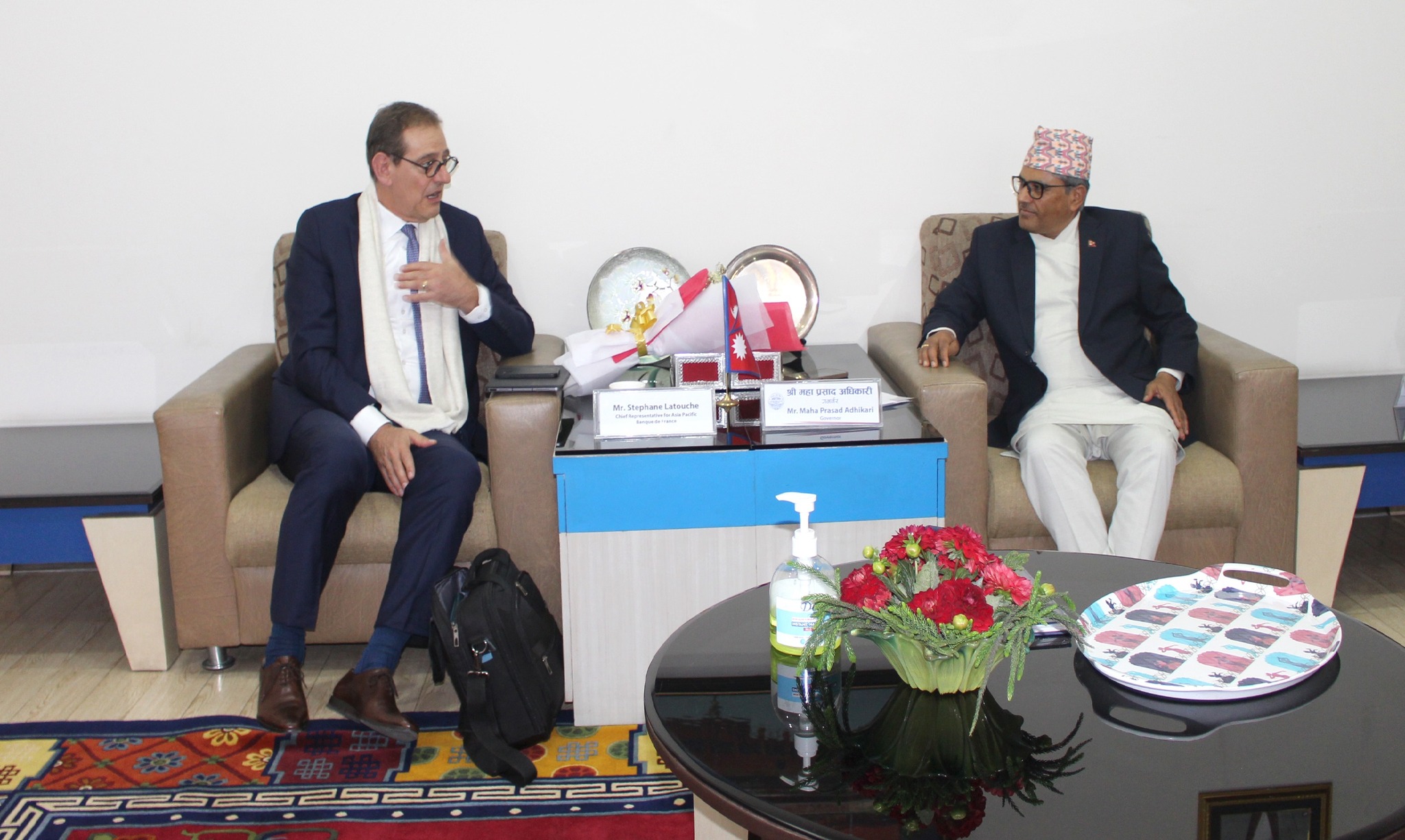 गभर्नर अधिकारी र बैंक अफ फ्रान्सका एशिया प्यासिफिकका प्रमुख स्टेफन सँग शिष्टाचार भेट