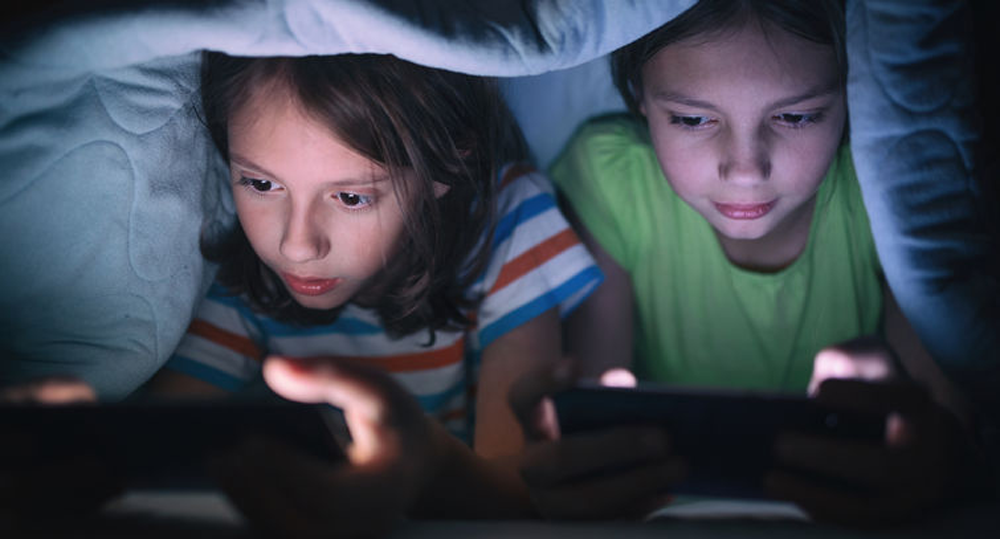 बालबालिकाको स्वास्थ्यका लागि अभिशाप बन्दै स्मार्टफोनको अत्यधिक प्रयोग, निम्त्याउँदैछ 'मानसिक' र 'दृष्टी' समस्या