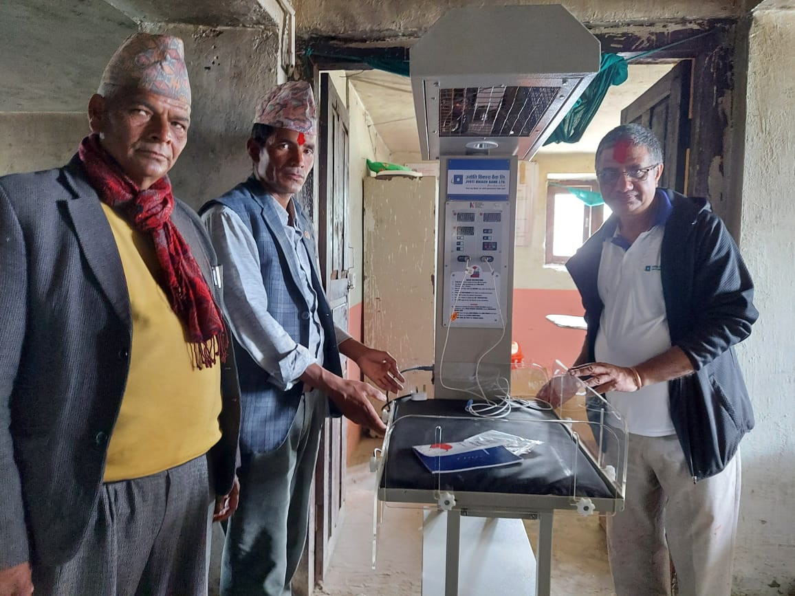 ज्योति विकास बैङ्कद्वारा कर्णालीका दुर्गम तथा ग्रामीण क्षेत्रका ५ स्वास्थ्य चौकीलाई बेबी वार्मर प्रदान