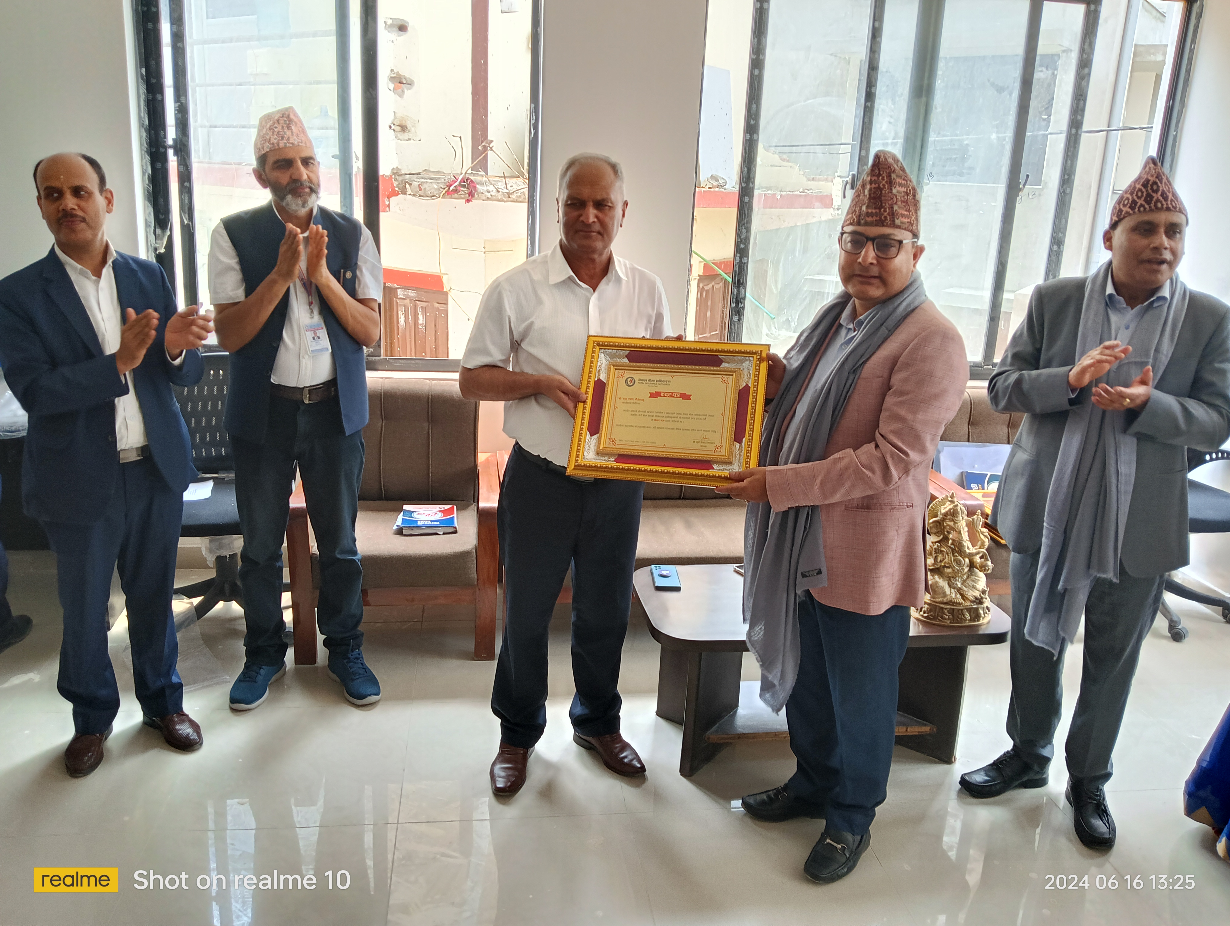 बीमा प्राधिकरणले अवकास प्राप्त कार्यकारी निर्देशकदेखि सहायक निर्देशक तहका चार जनालाई गर्यो सम्मान तथा विदाइ