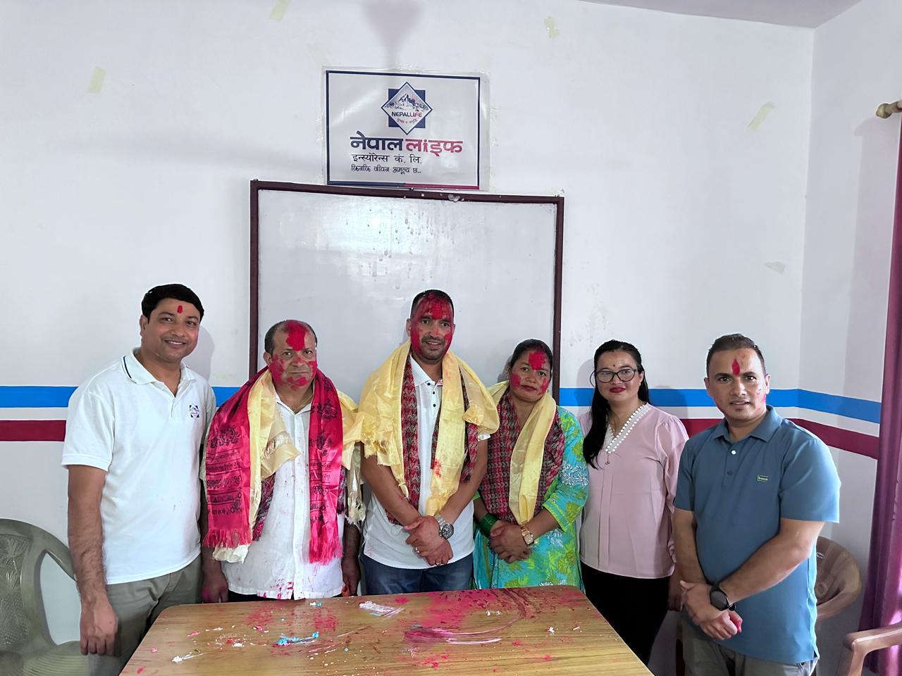 नेपाल लाईफ तुलसीपुर शाखाद्वारा करोडपति अभिकर्तालाई सम्मान