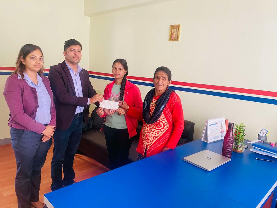 सन नेपाल लाइफले कमल बुढाथोकीको परिवारलाई दियो १२ लाख मृत्यु दाबी भुक्तानी