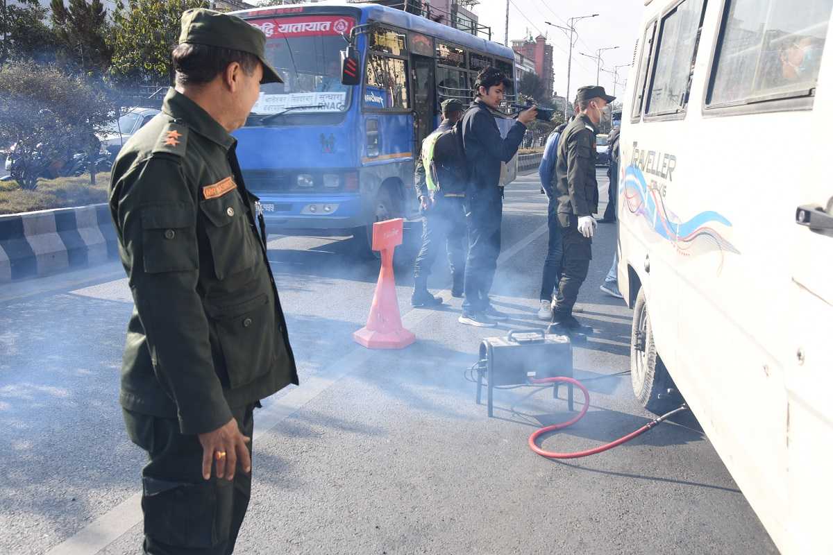 काठमाडौंमा ५४ प्रतिशत सवारीसाधन गुड्छन् मापदण्डविपरीत