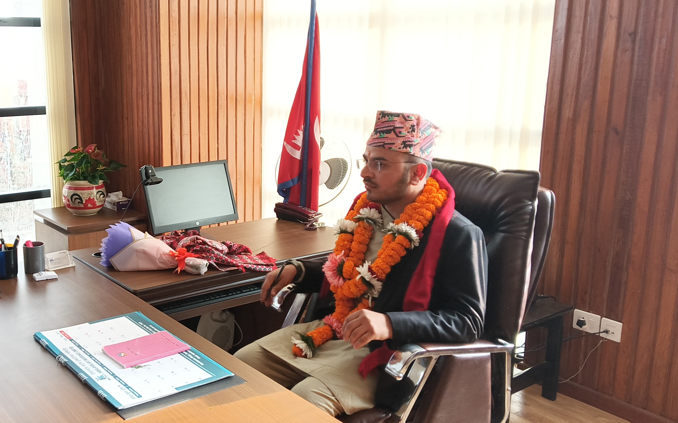 नेपाल बीमा प्राधिकरणका नवनियुक्त अध्यक्ष ओझाले सम्हाले कार्यभार