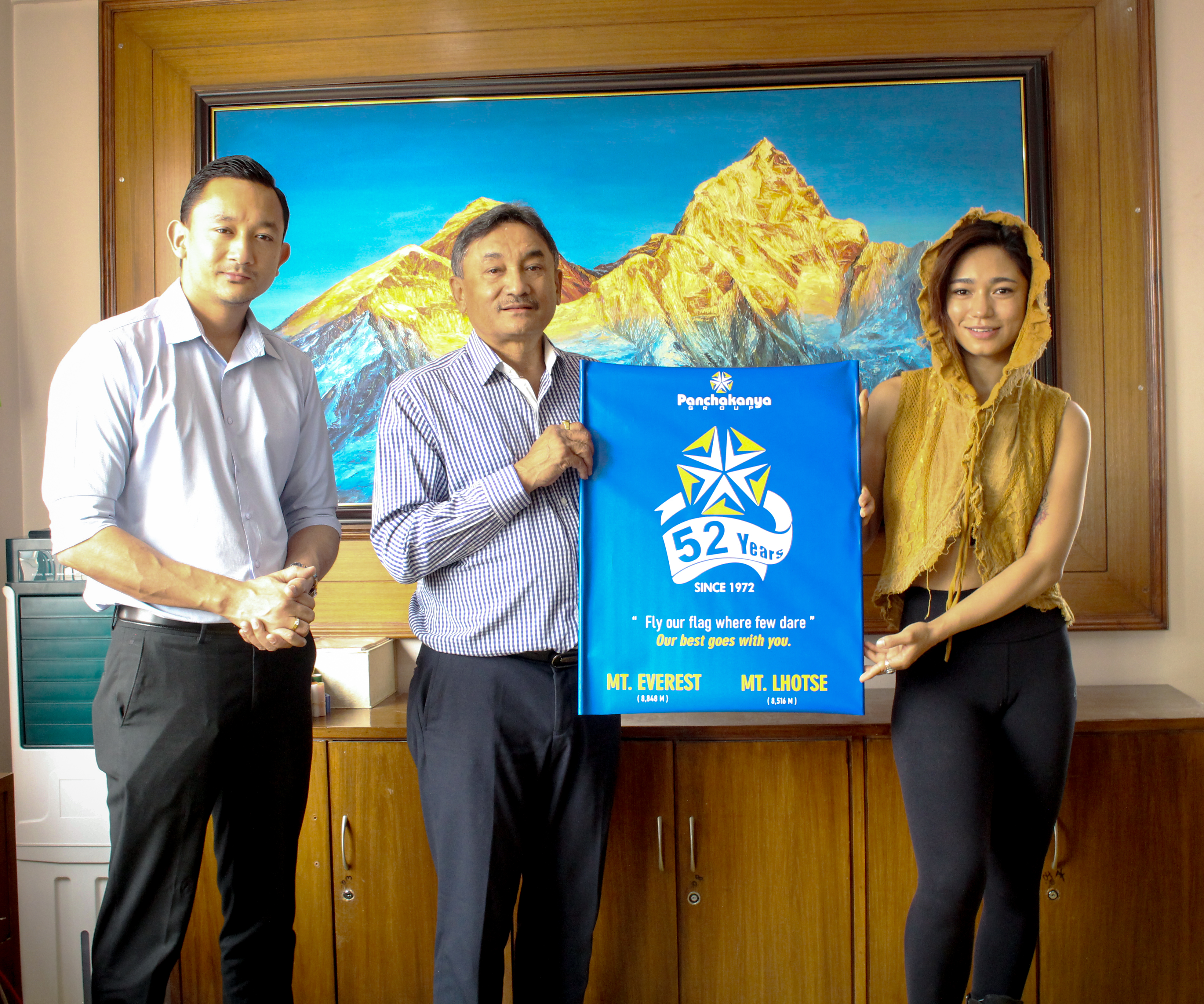 पञ्चकन्या समूहद्वारा कविता नेपालीको एभरेस्ट र लोत्से शिखर आरोहणमा आर्थिक सहयोग