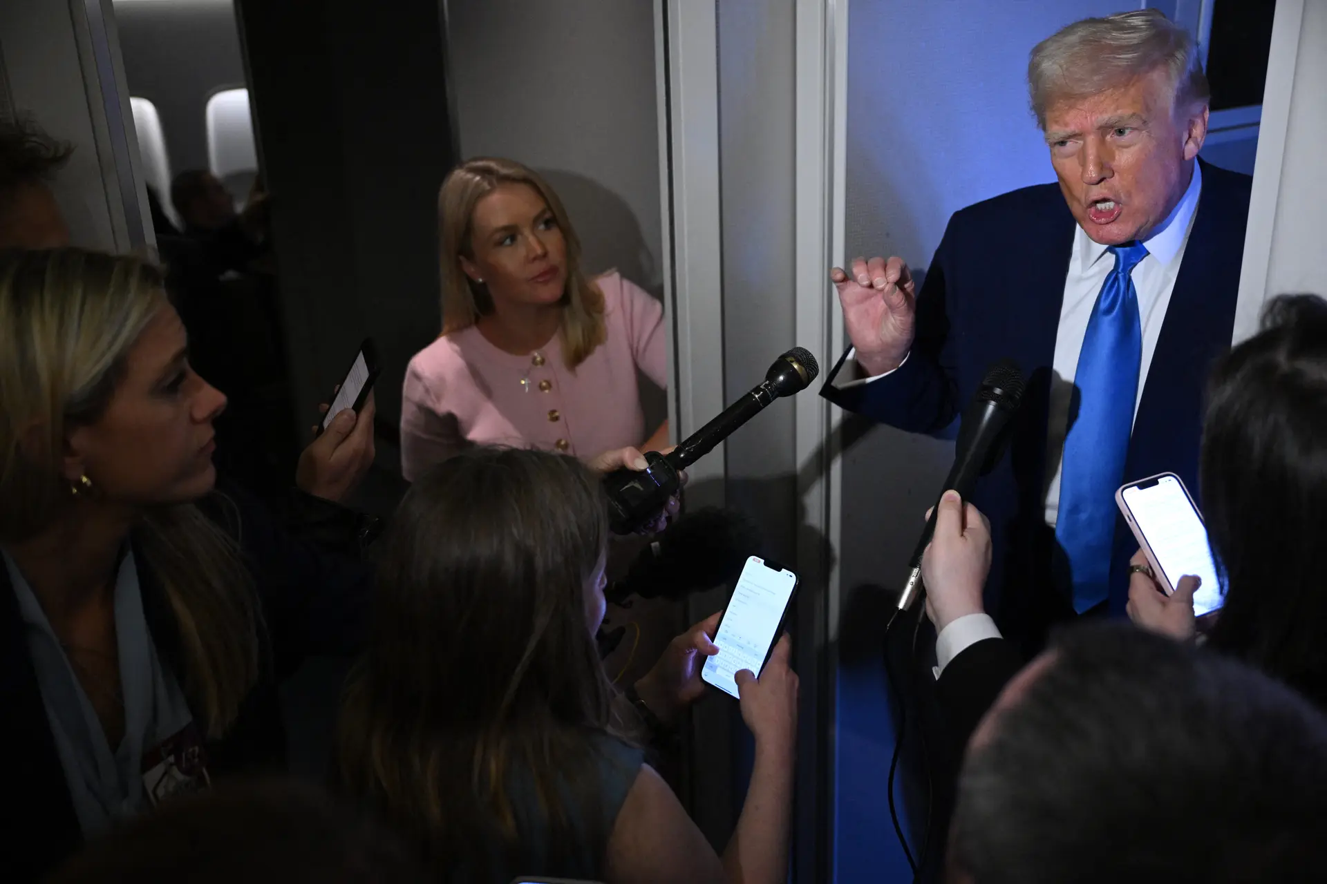 ट्रम्प प्रशासनको नयाँ निर्णय : केही इलेक्ट्रोनिक्स सामग्रीमा ट्यारिफ छुट, एप्पललाई अझै अमेरिका सार्ने सम्भावना न्यून