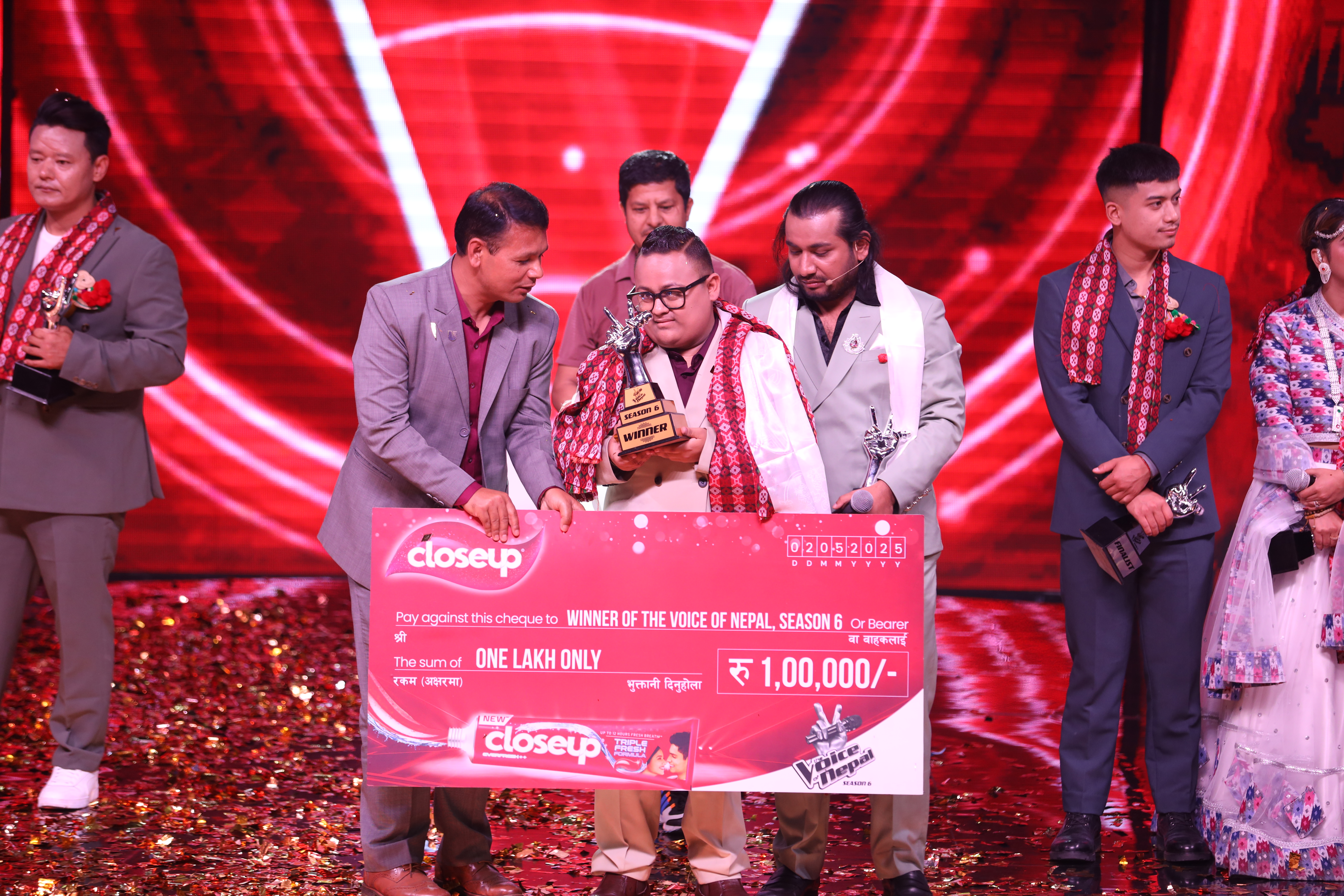 क्लोजअप द्वारा भ्याइस अफ नेपालका विजेतालाई  १ लाखको पुरस्कार प्रदान