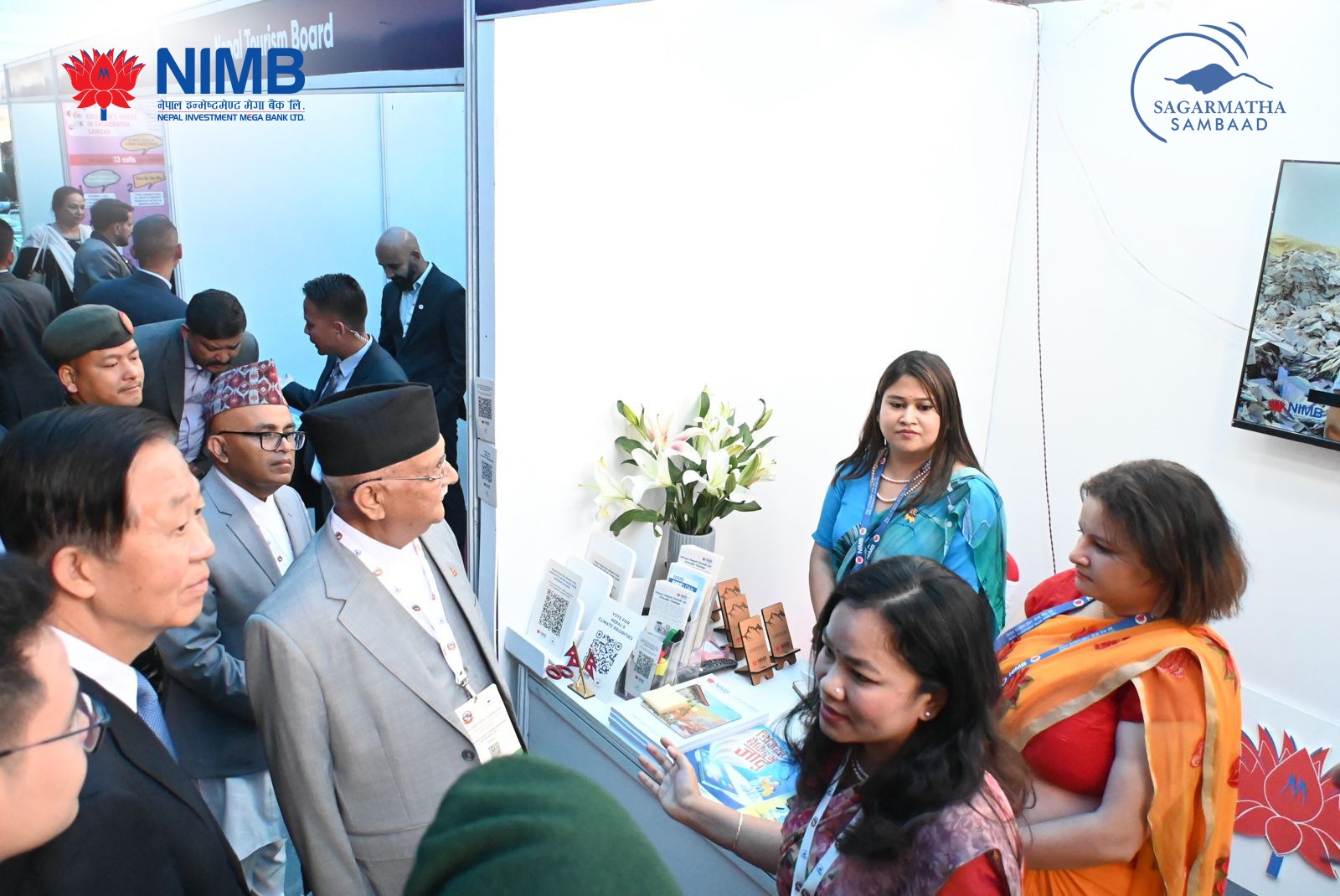 प्रधानमन्त्री ओली र परराष्ट्रमन्त्री डा. देउवाद्धारा सगरमाथा संवादमा रहेको नेपाल इन्भेष्टमेन्टको स्टल अवलोकन
