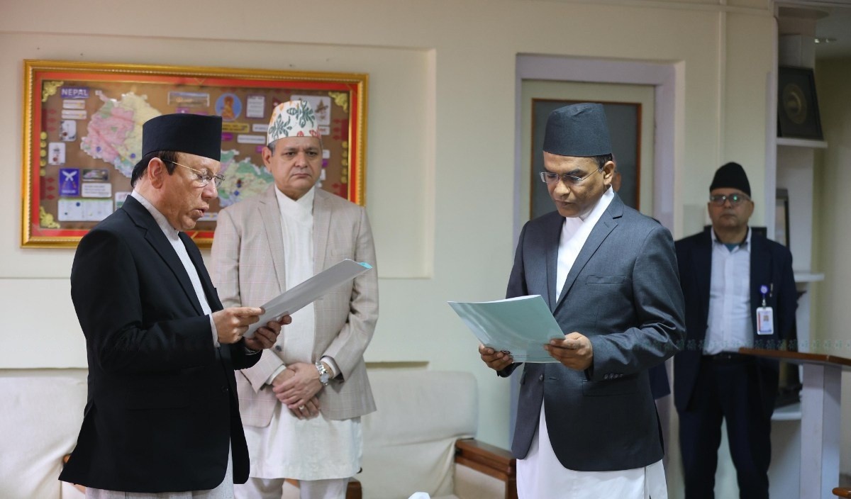 नवनियुक्त गभर्नरले प्रधानन्यायाधीश राउतबाट लिए सपथ ग्रहण