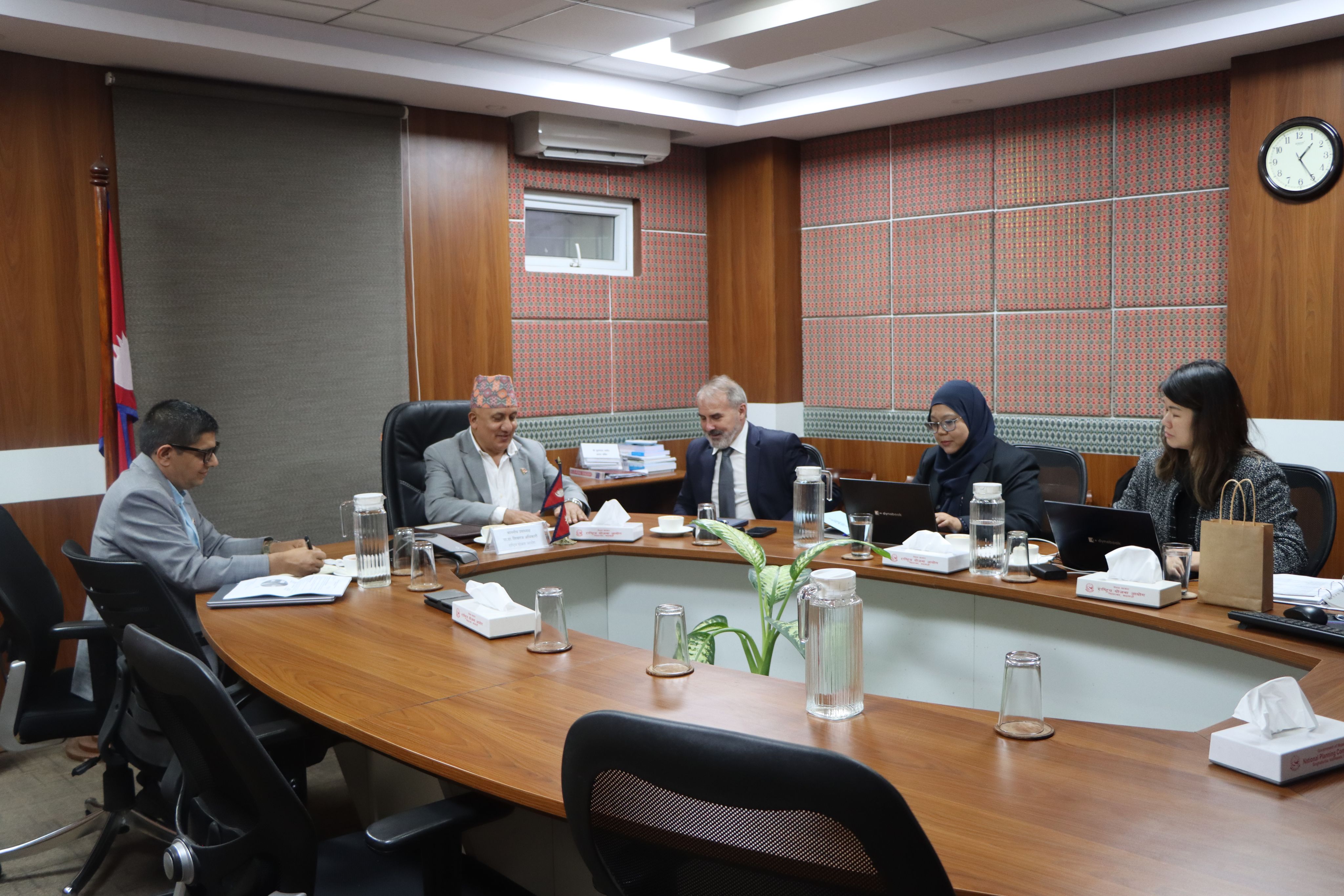 आयोगका उपाध्यक्ष अधिकारी र एसियाली विकास बैँकका बैकल्पिक कार्यकारी निर्देशक विच भेटवार्ता