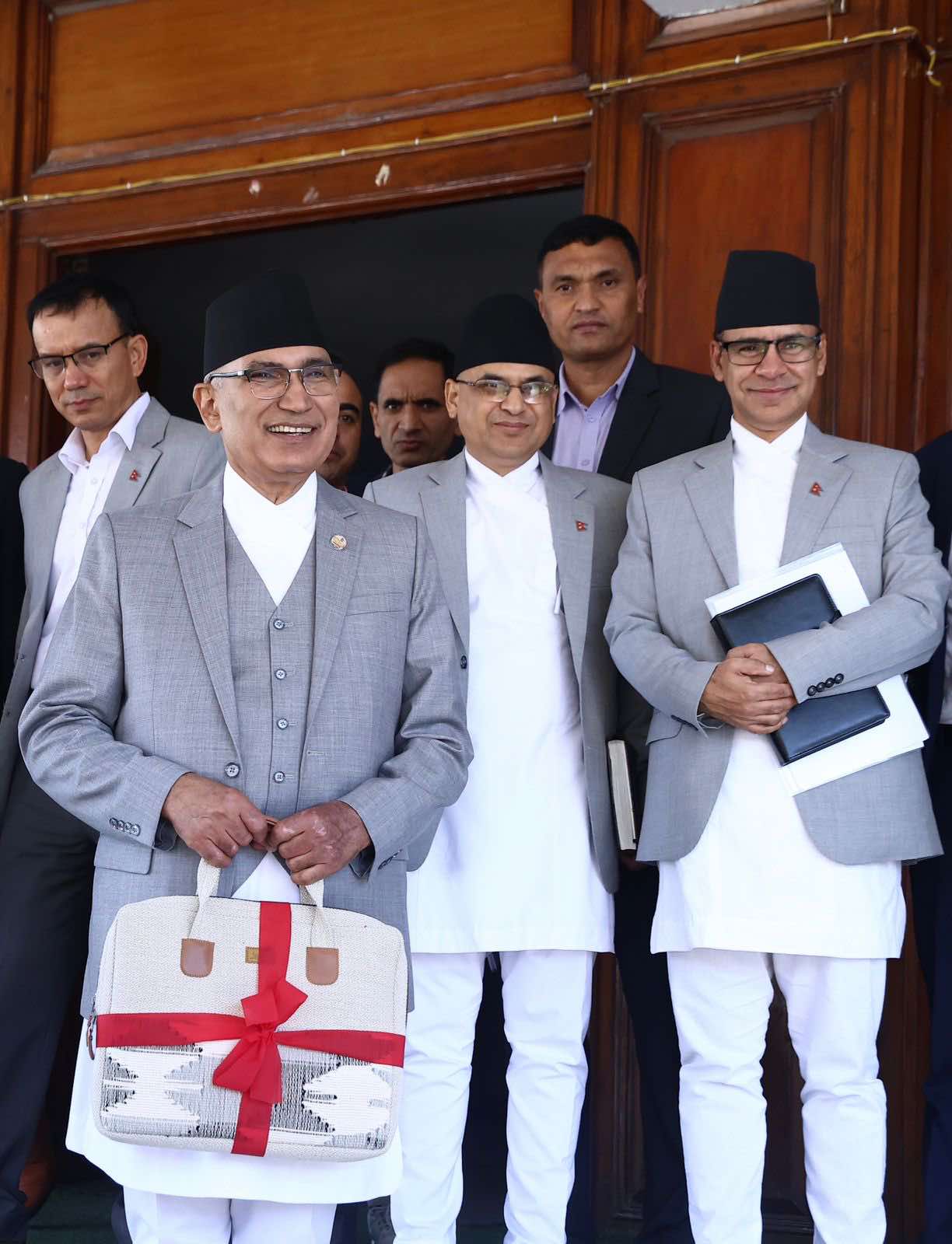 ढाकाको 'ब्रिफकेस'मा बजेट: अर्थमन्त्रालयबाट मन्त्रिपरिषदको बैठकमा गए अर्थमन्त्री पौडेल