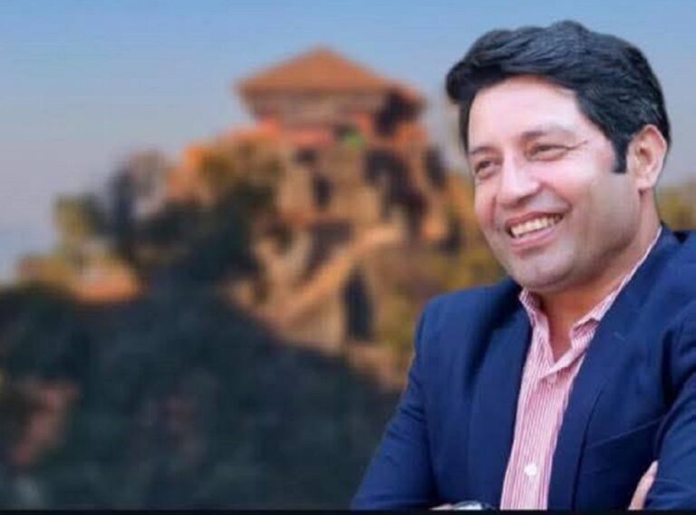 गोरखाका लागि बजेट कटौतीको विरोधमा कांग्रेस सांसद बजगाईं संसद्को बाल्कोनीमा