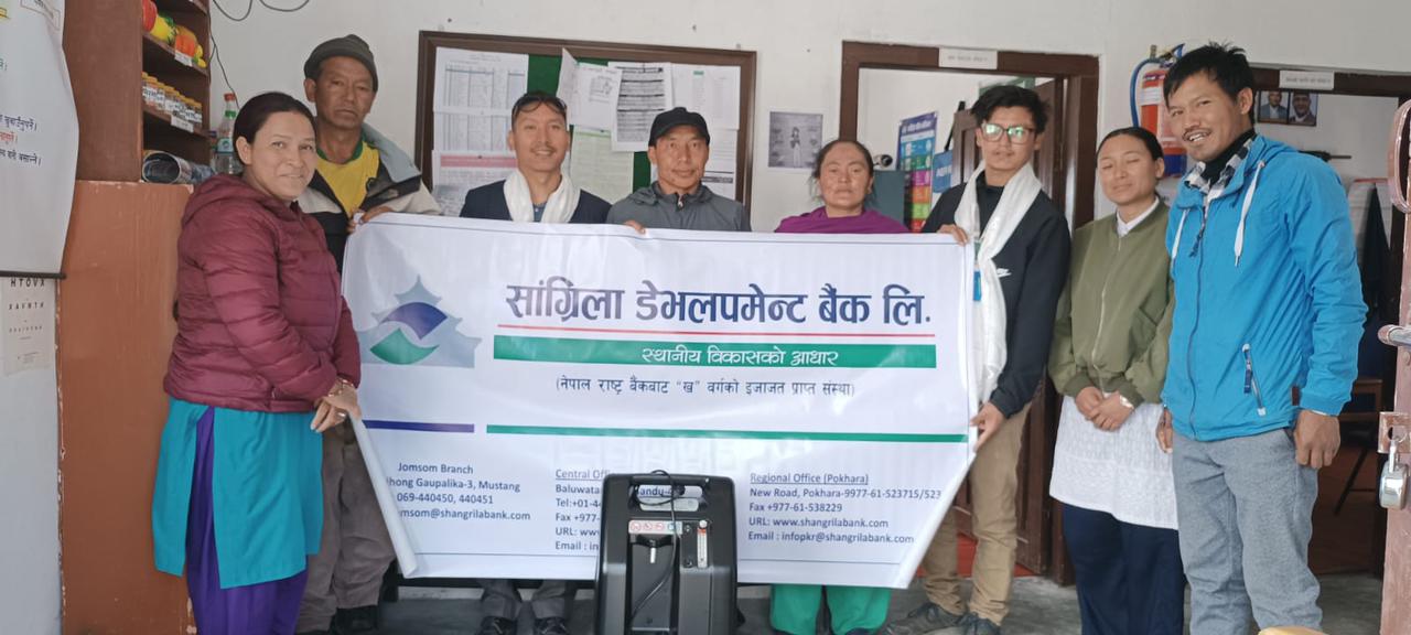 सांग्रिला डेभलपमेन्ट बैंकद्वारा मुस्ताङको स्वास्थ्य केन्द्रलाई अक्सिजन कन्सेन्ट्रेटर हस्तान्तरण