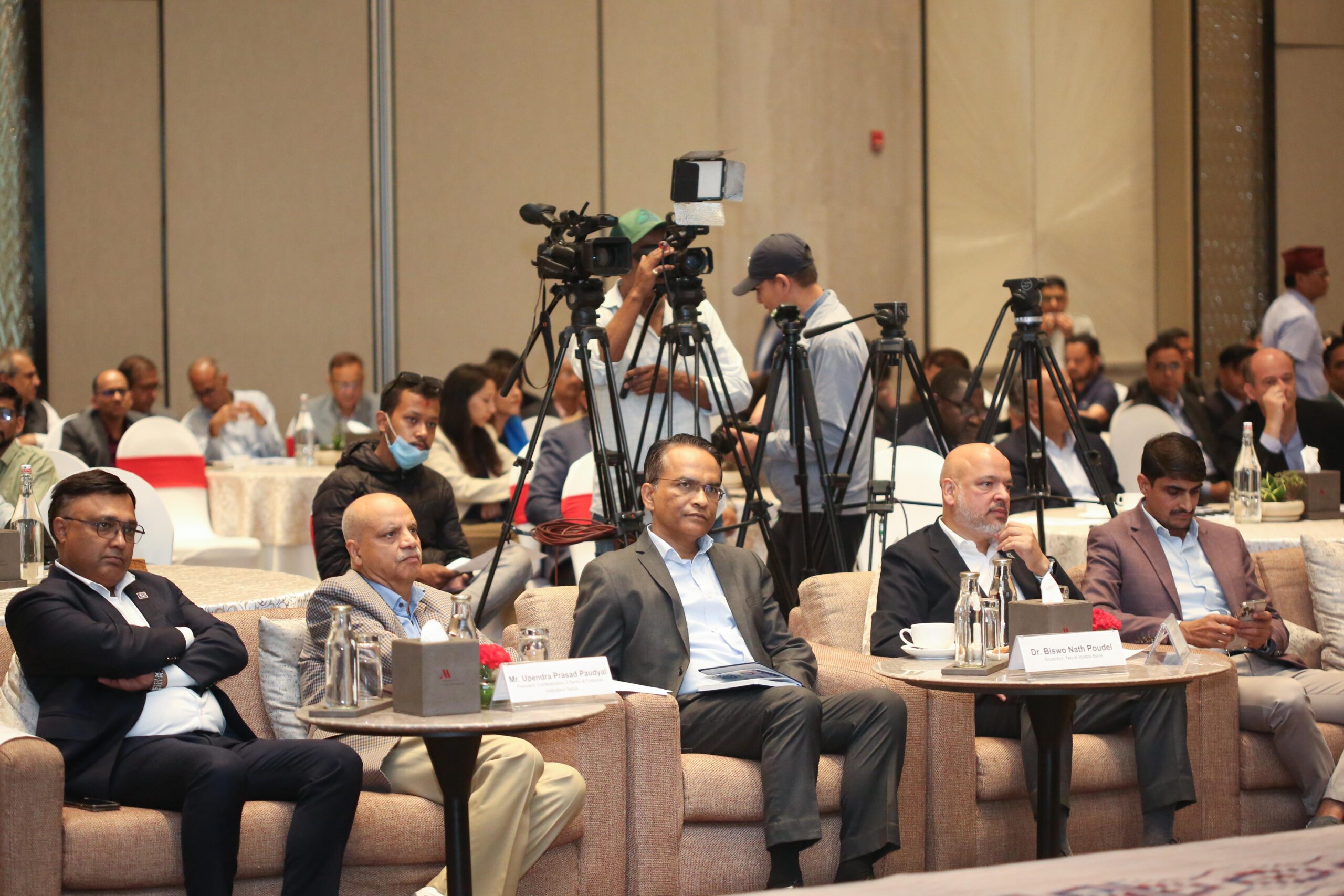 मौद्रिक नीतिको मोड: गभर्नरको रणनीति, बैंकर्सको चिन्ता र अर्थशास्त्रीको चेतावनी, बैंकले कहिलेसम्म लाभांश नदिने? प्रश्न