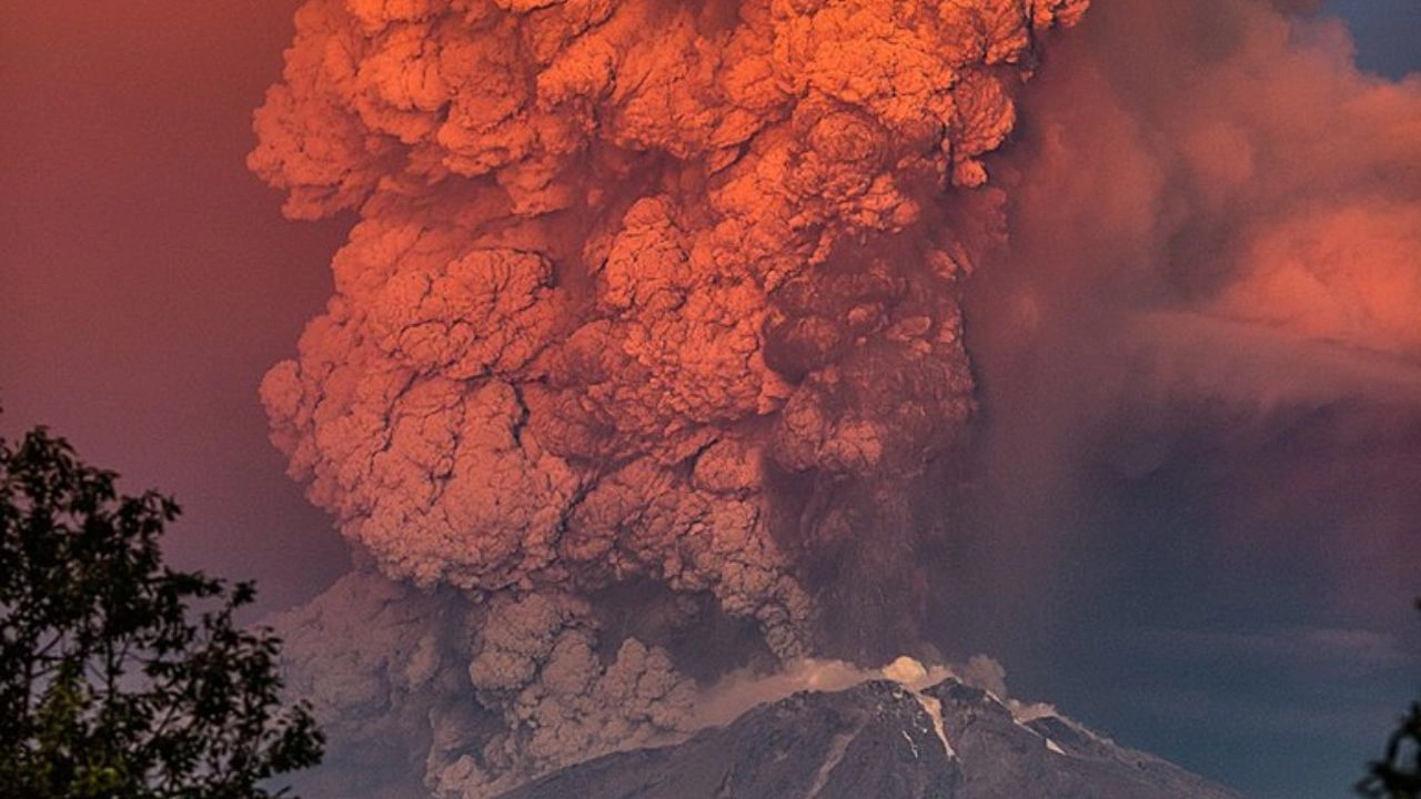 रुसको कामचट्का क्षेत्रमा ४५० वर्षपछि ज्वालामुखी विस्फोट