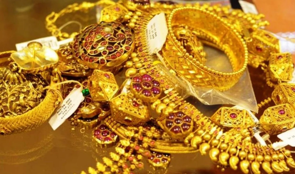 सुनको मूल्य सामान्य घट्यो, चाँदीको मूल्यमा वृद्धि