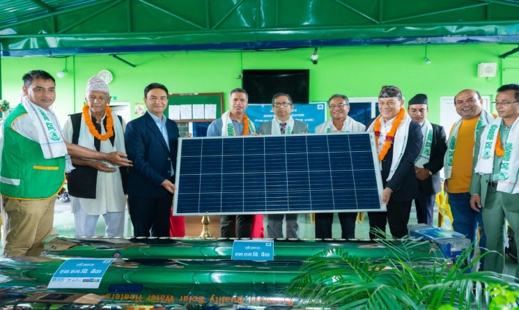 एनएमबी बैंकद्वारा मानव सेवा आश्रमलाई सोलार सामग्री प्रदान