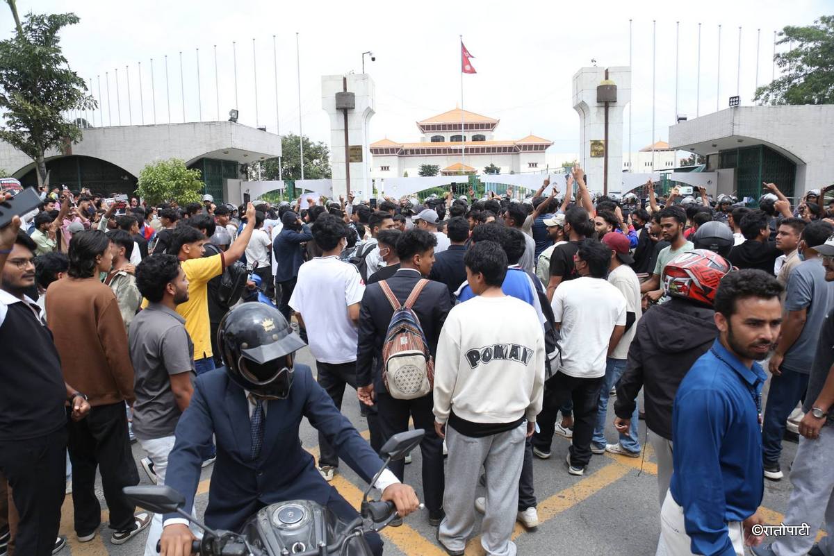 संसद् भवन घेरेर जेनजीको सडक प्रदर्शन