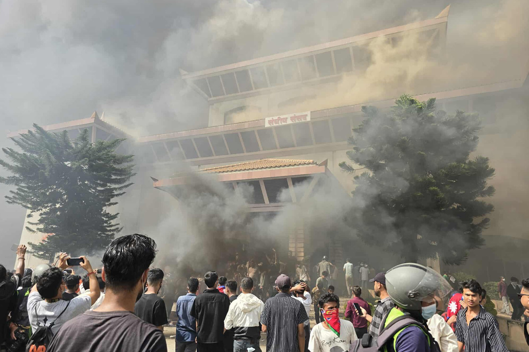 आक्रोशित भीडद्वारा संसद् भवनमा आगजनी