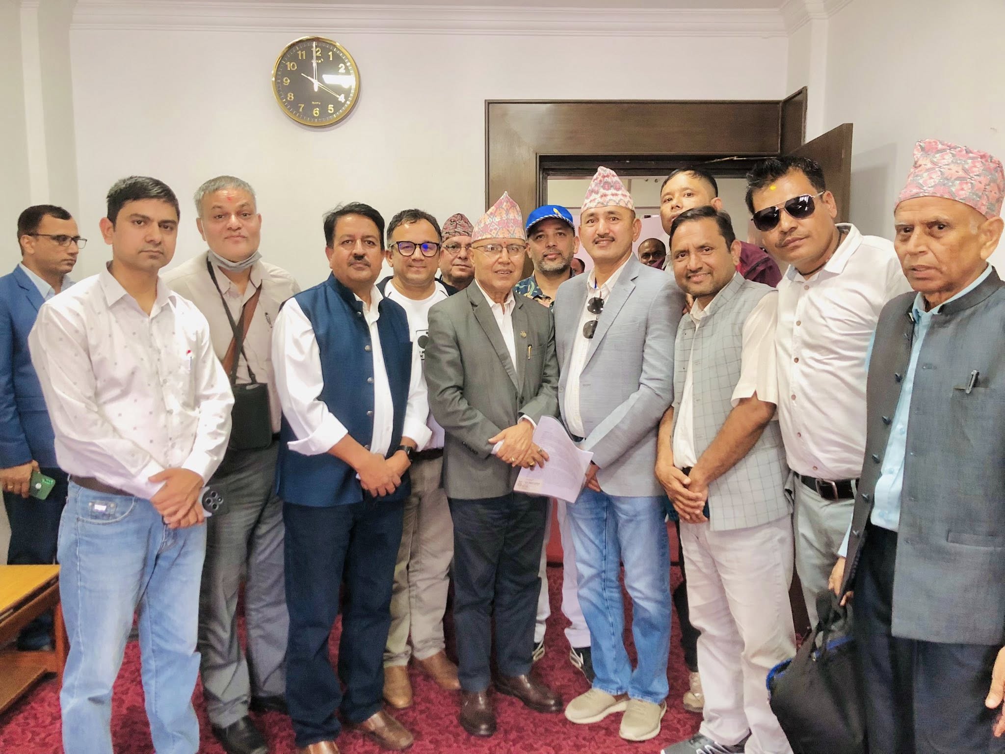 लगानीकर्ताका ५ संघठनले मागे नियामक निकायका प्रमुखको राजिनामा, बुझाए अर्थमन्त्रीलाई ध्यानाकर्षण पत्र 