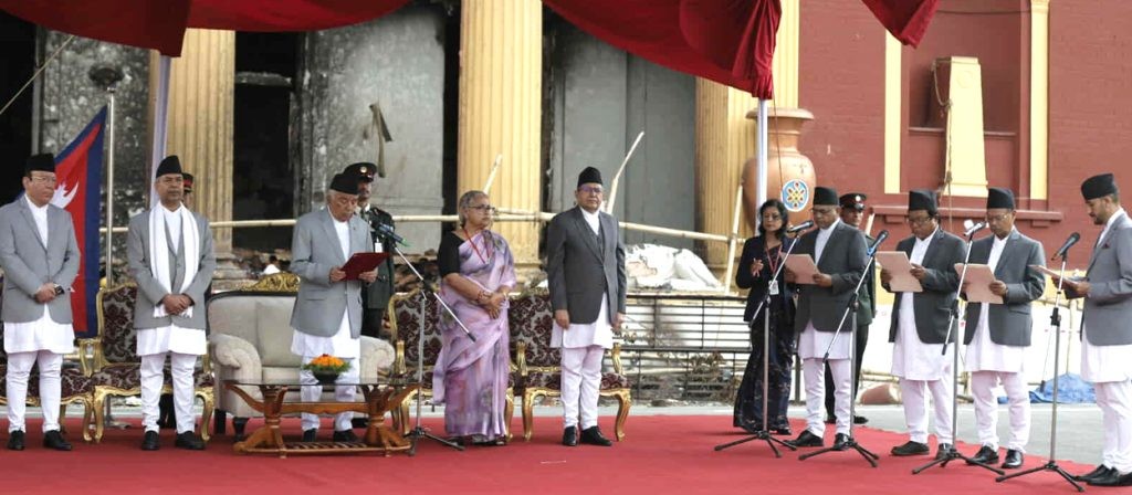 चार नयाँ मन्त्रीले शपथ लिए, प्रधानमन्त्री कार्कीको नेतृत्वमा ८ सदस्यीय मन्त्रिपरिषद्
