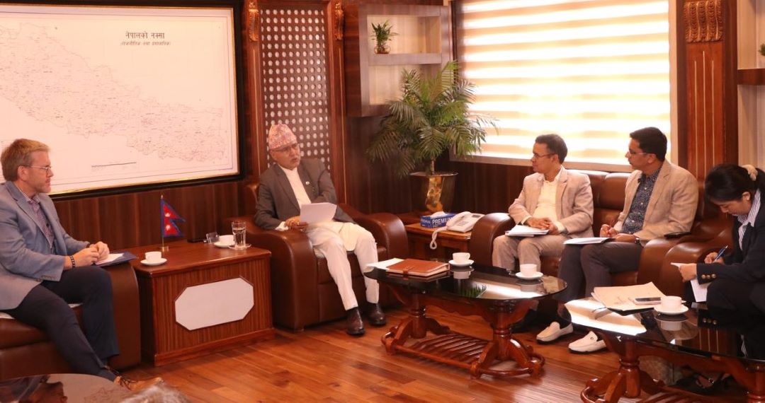 अर्थमन्त्री खनालसँग अमेरिकी राजदूत थोम्पसनको शिष्टाचार भेट