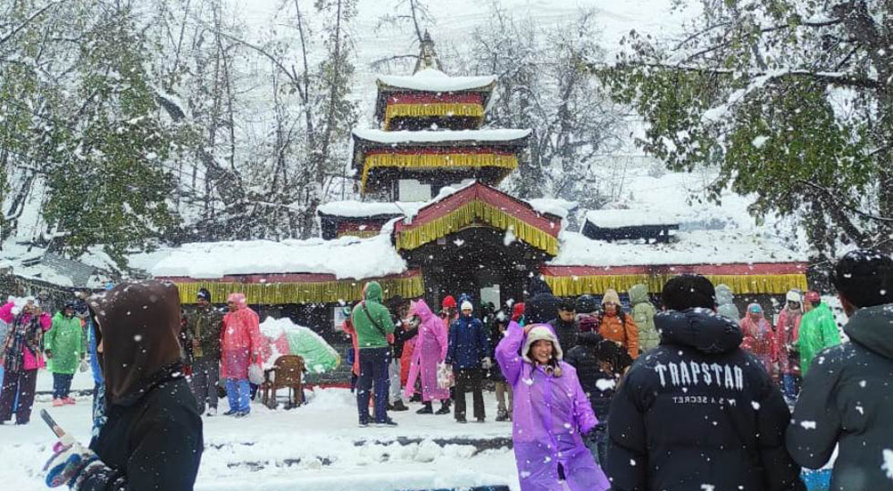 मुक्तिनाथमा बाक्लो हिमपात, तीर्थयात्री र पर्यटक समस्यामा