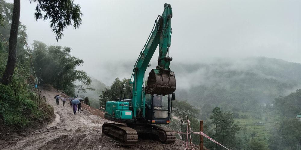 पहिरोले अवरुद्ध मेची राजमार्ग अस्थायी रूपमा सञ्चालनमा