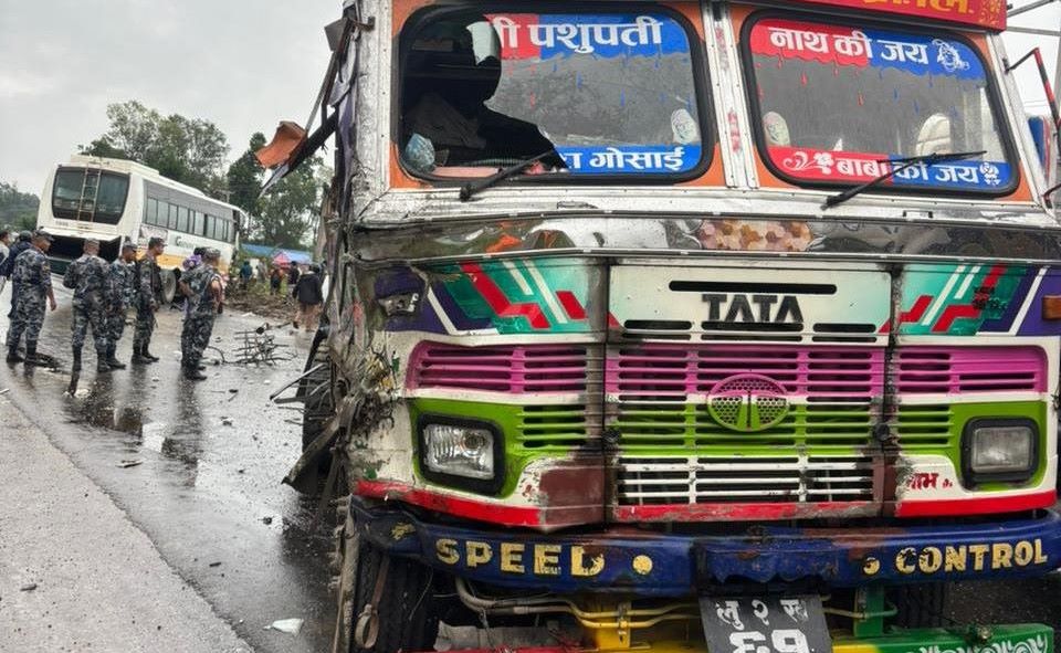 पूर्व–पश्चिम राजमार्गमा बस–ट्याङ्कर ठोक्किँदा चार जना घाइते