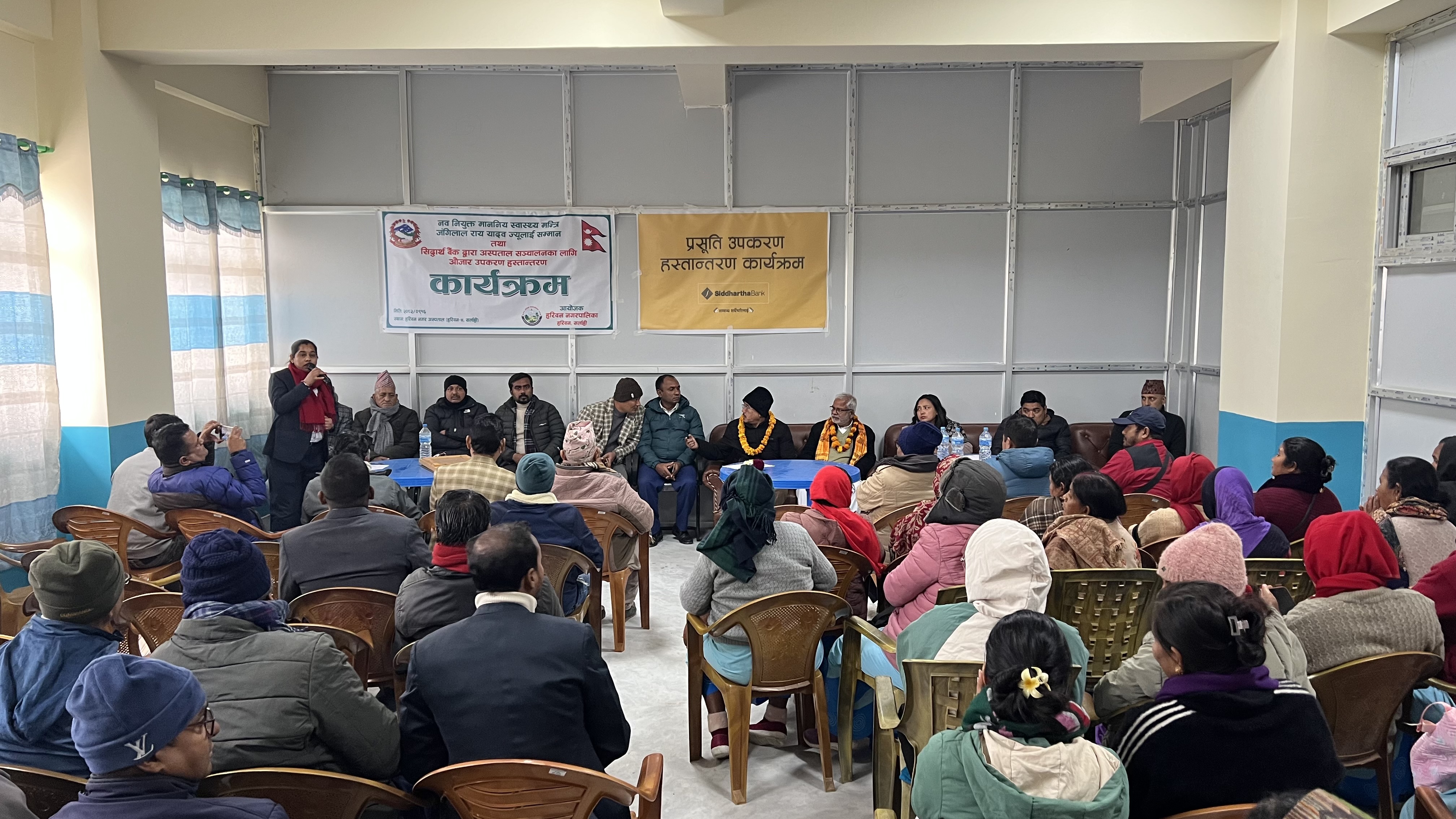 सिद्धार्थ बैंकद्वारा हरिवन नगर अस्पताललाई प्रसूति उपकरण हस्तान्तरण