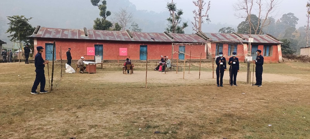 मतदाता अनुपस्थित हुँदा दाङका दुई केन्द्रमा मतदान सुरु हुन सकेन