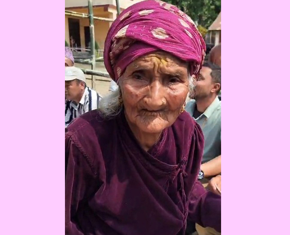 इलामका ज्येष्ठ नागरिकले उत्साहका साथ मतदान गरे