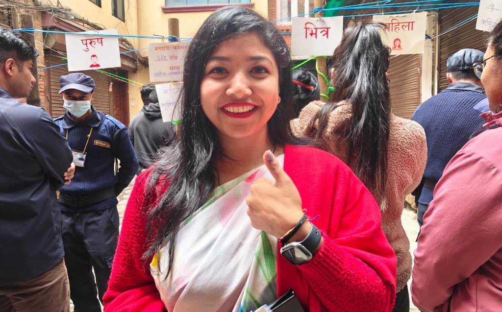 सुनिता डंगोलद्वारा फसिगा लगनटोल मतदान केन्द्रमा मतदान