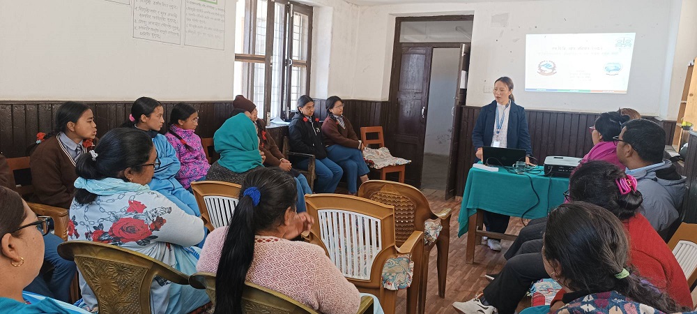 मुस्ताङमा २०० भन्दा बढी किशोरीलाई एचपिभी खोप लगाइँदै