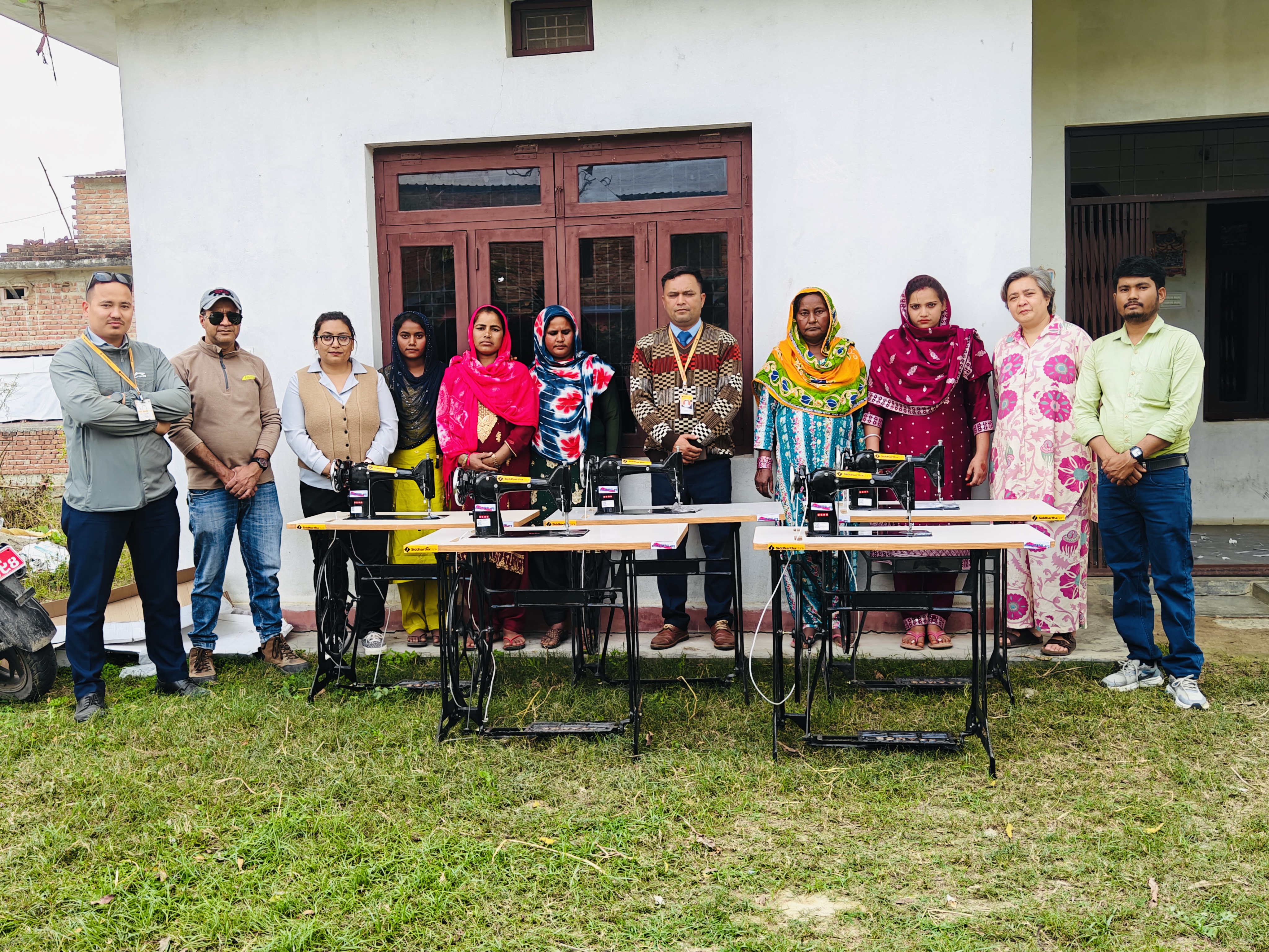 सिद्धार्थ बैंकद्वारा कासगर समुदायका महिलाहरूलाई सिलाई–कटाई मेसिन हस्तान्तरण